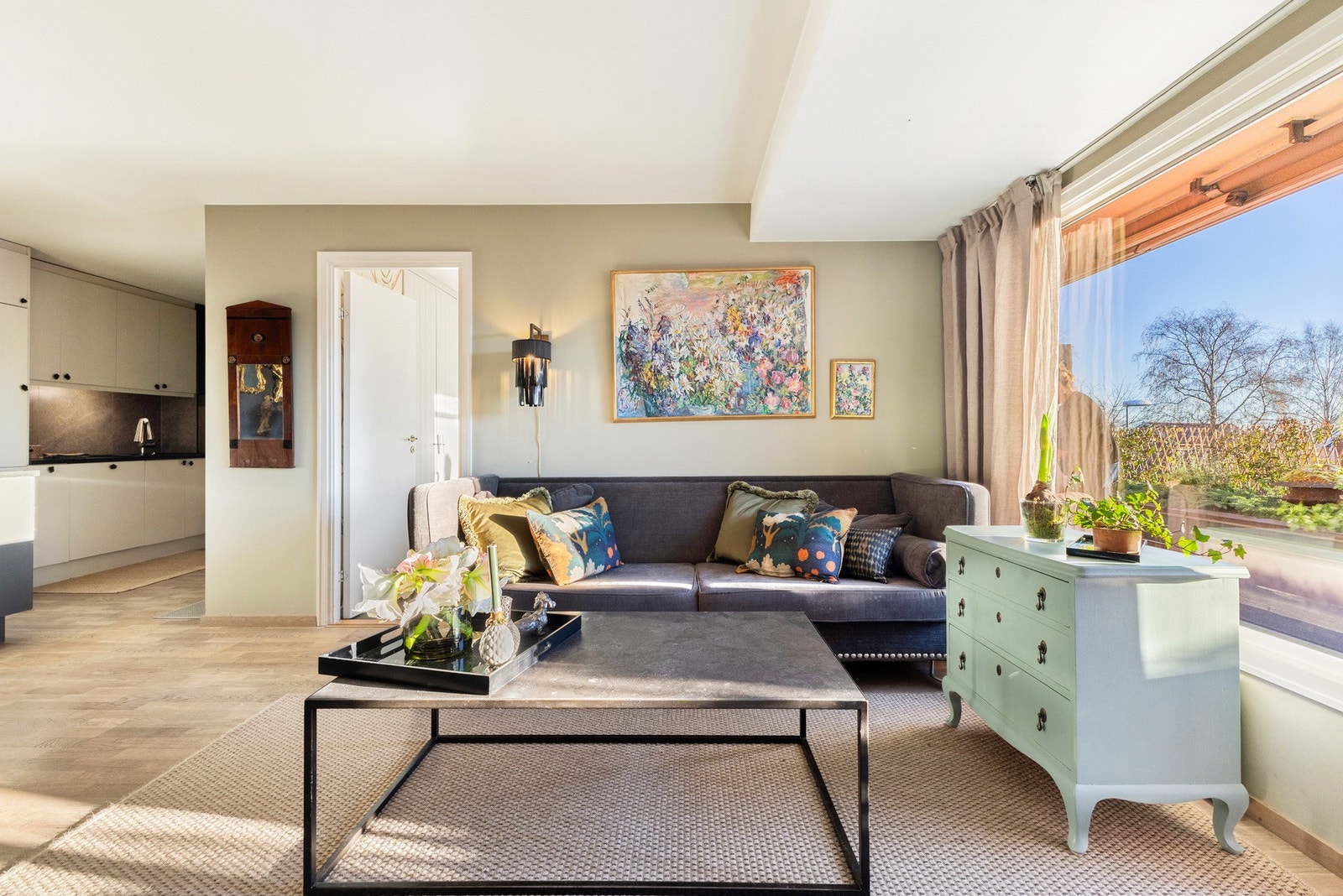 Boligens sosiale sone er lys og innbydende. Galleribilde