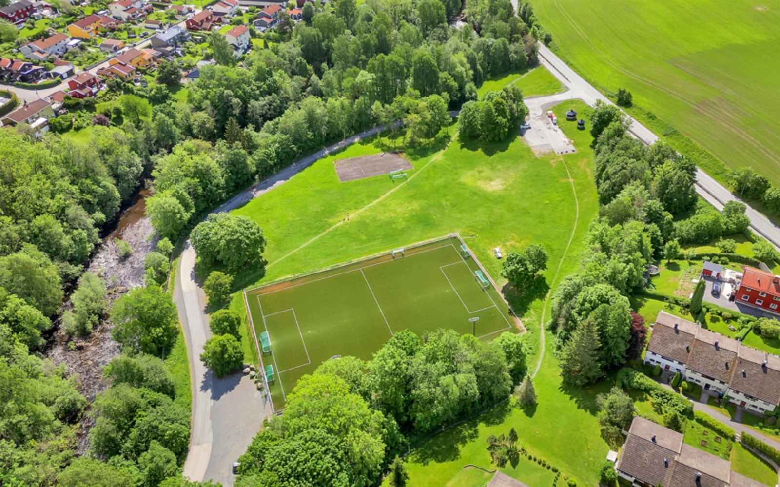 Flott beliggenhet i solrike og landlige omgivelser på Fossum. Det er kort vei til Røa, Eiksmarka, Østerås m.m. Området er rolig og veletablert, og egner seg svært godt for aktive. Galleribilde