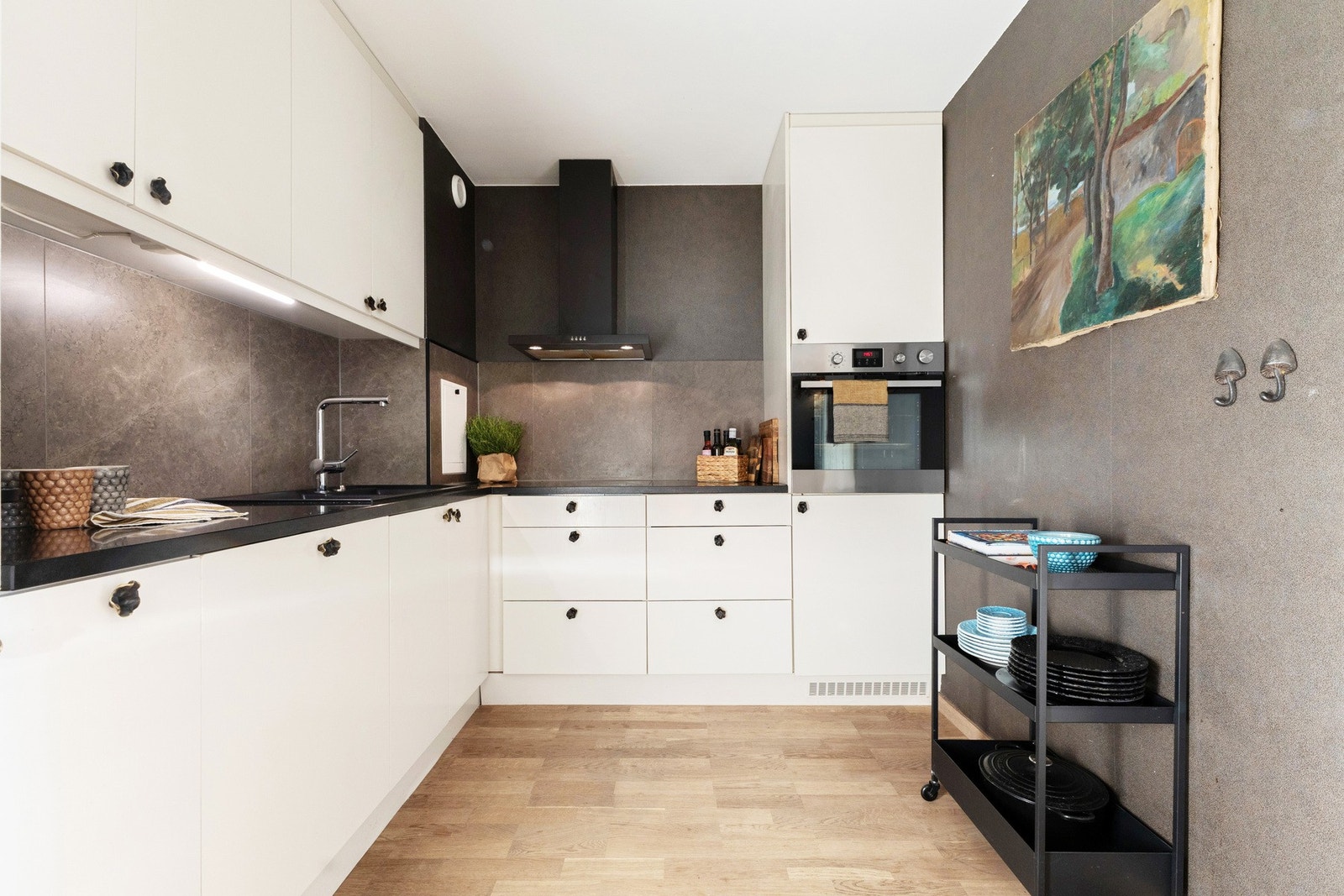 Moderne kjøkkeninnredning med slette fronter og kvarts benkeplate med nedfelt oppvaskkum. Galleribilde