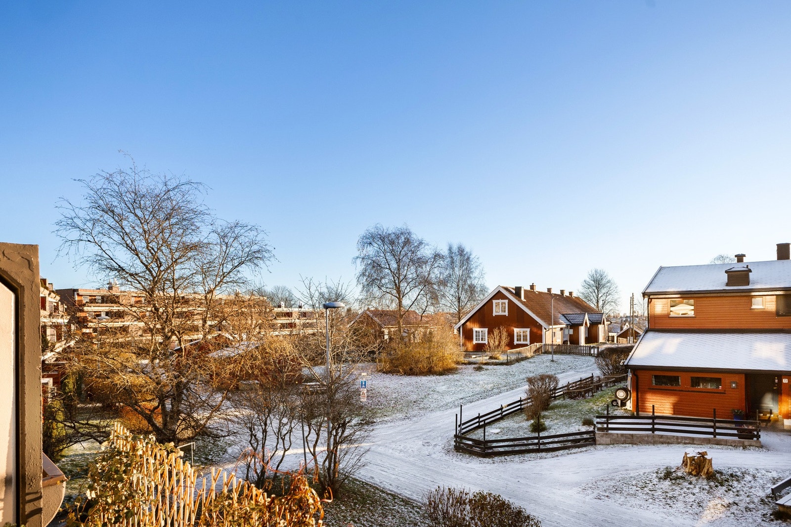 Balkongen byr på hyggelig utsyn mot nabolaget og meget gode solforhold med sol på balkongen fra ca. kl. 10.00-20.00 på sommerstid. Galleribilde