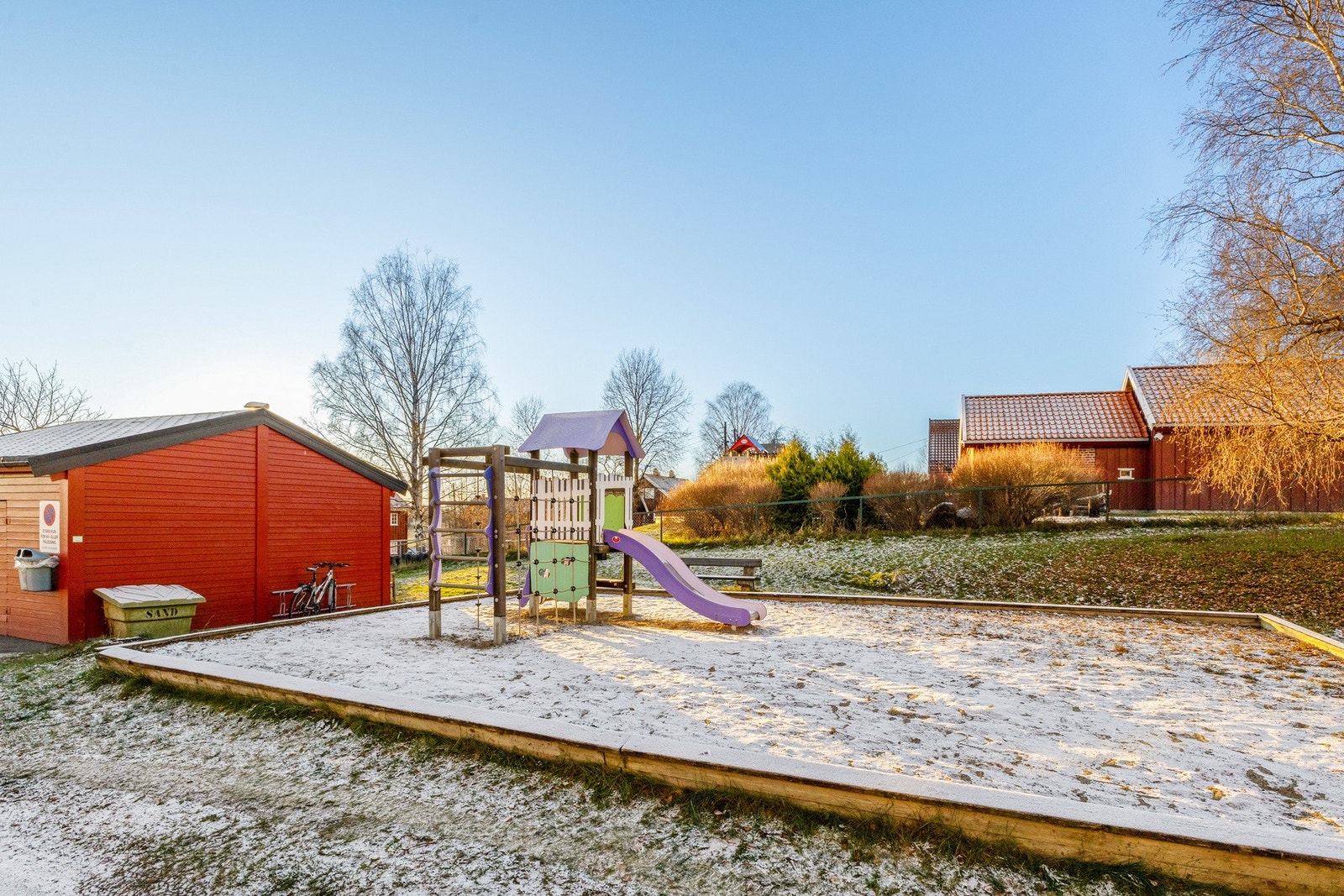 Veldrevet sameie med store felles grøntarealer pent opparbeidet med gangvei, plen og lekeplass for de små. Galleribilde