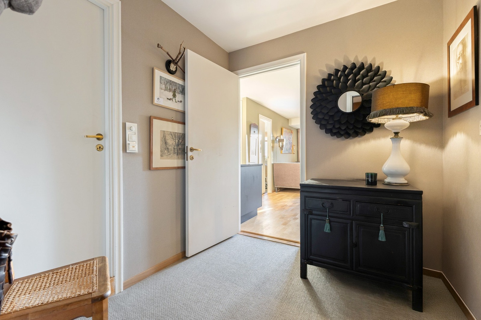Velkommen inn! Entreen er lys og romslig med plass til en kommode, dekor og speil. Galleribilde