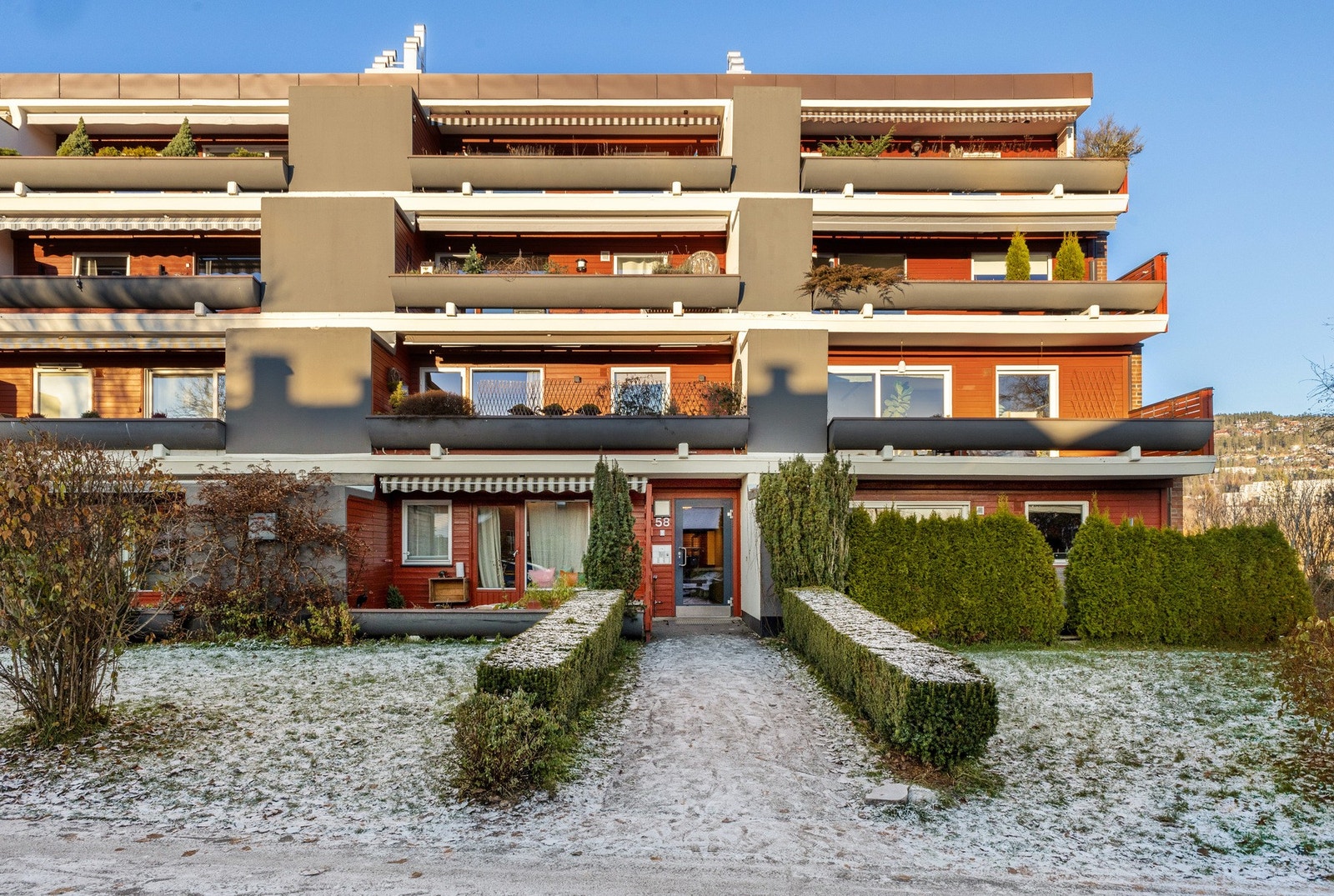 Adkomst gjøres via felles trappegang med callinganlegg. Galleribilde