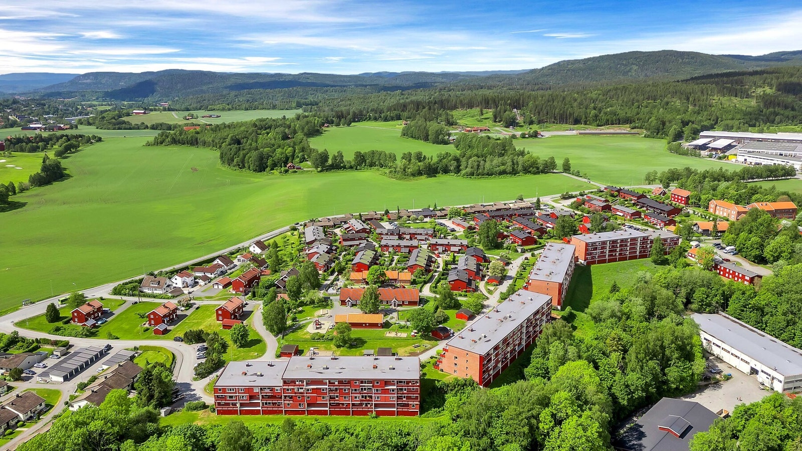 Flott beliggenhet i solrike og landlige omgivelser på Fossum. Galleribilde