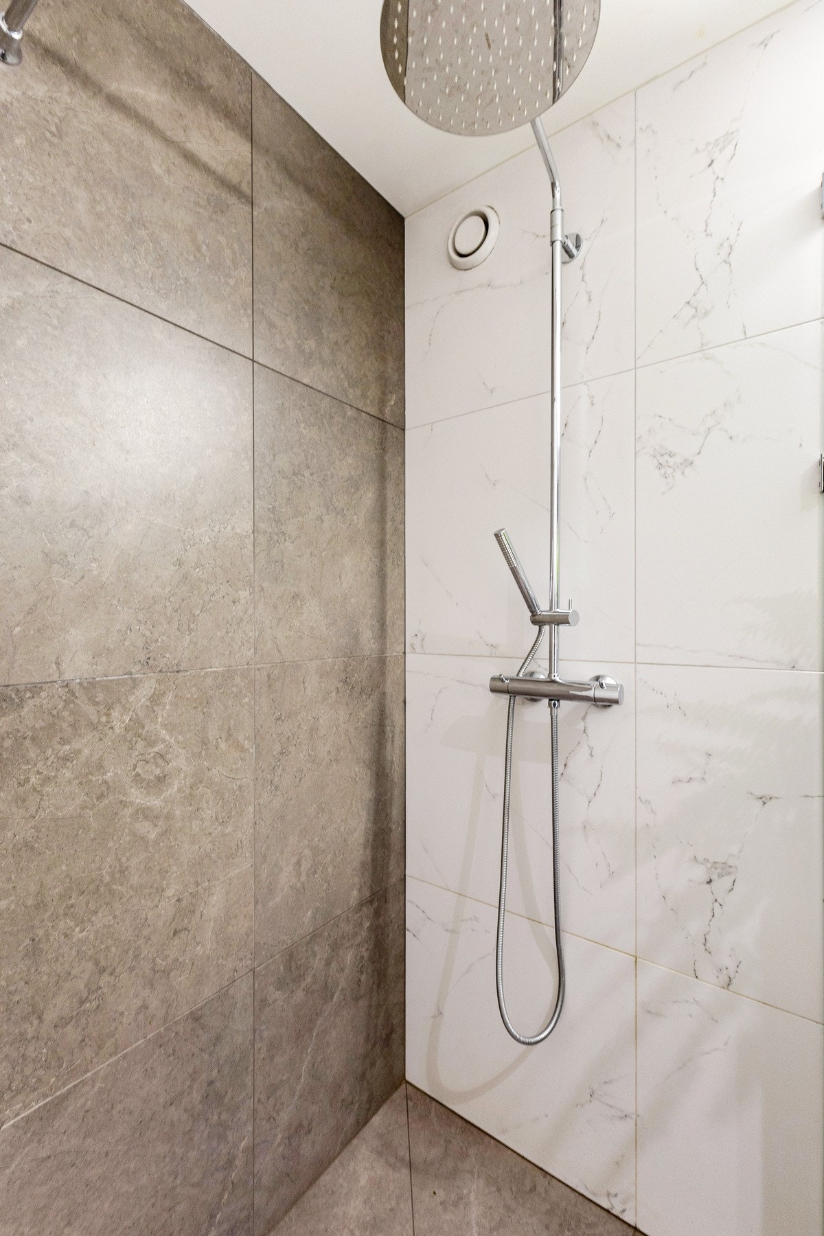 Videre inneholder badet dusjhjørne med skillevegg i herdet glass. Galleribilde