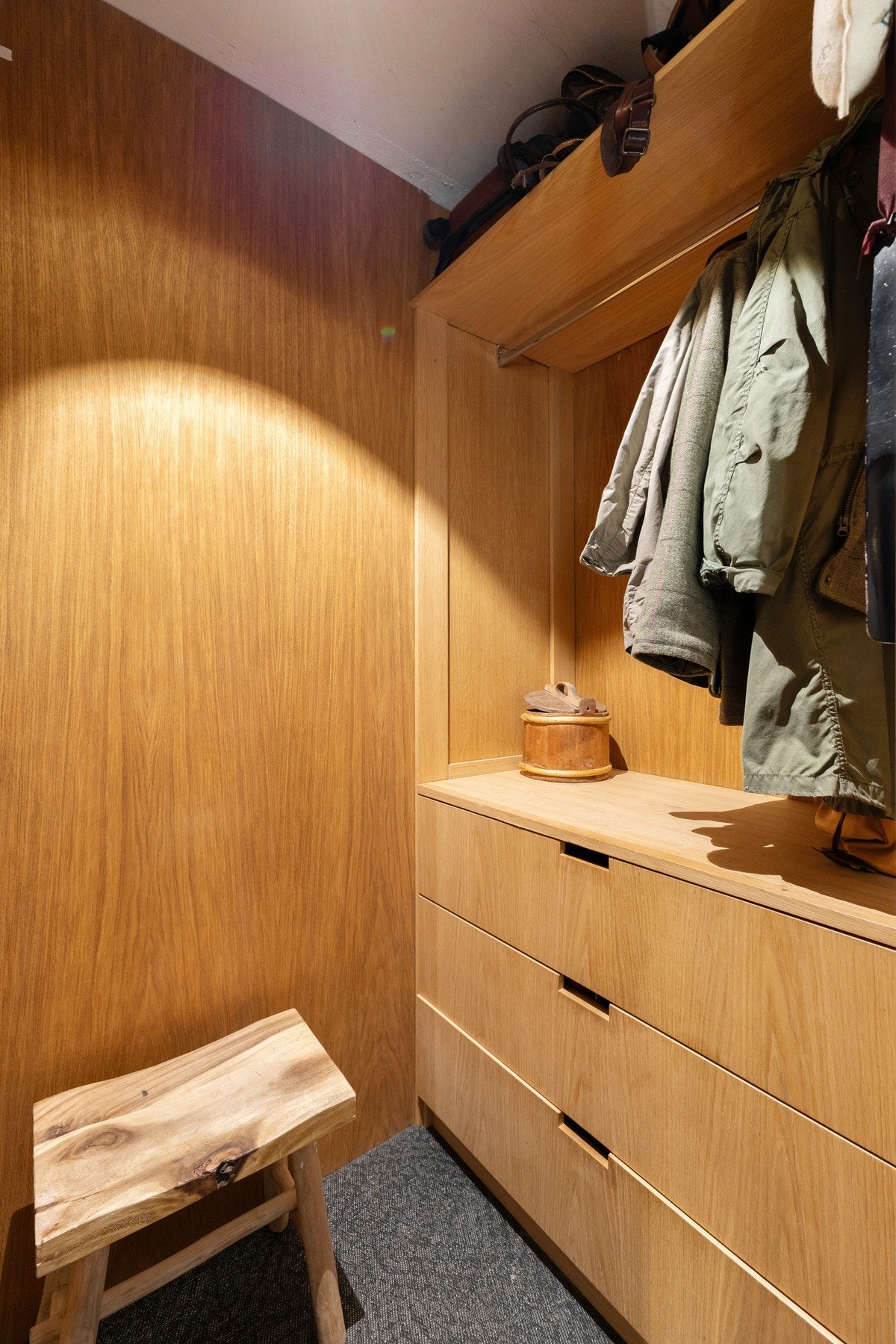 I tilknytning til entreen finner du en walk-in garderobe som byr på godt med oppbevaringsplass til klær og tilbehør. Galleribilde