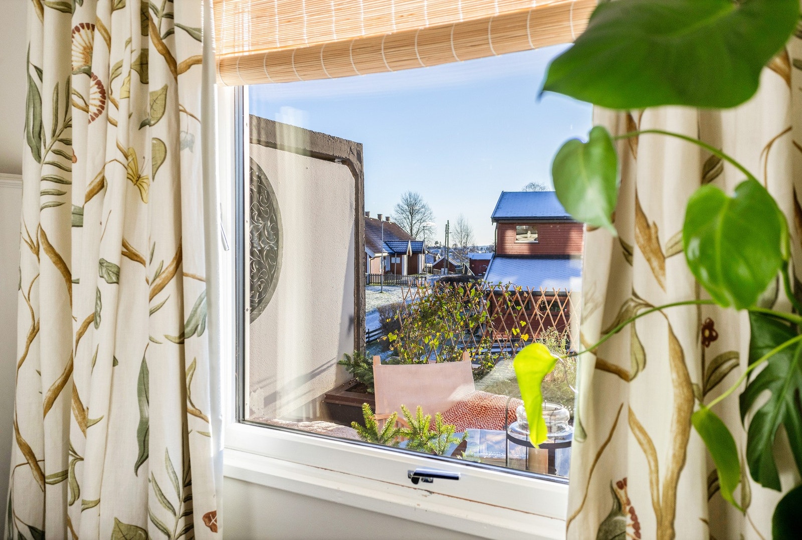 Soverommet vender ut mot balkongen med hyggelig utsyn. Galleribilde