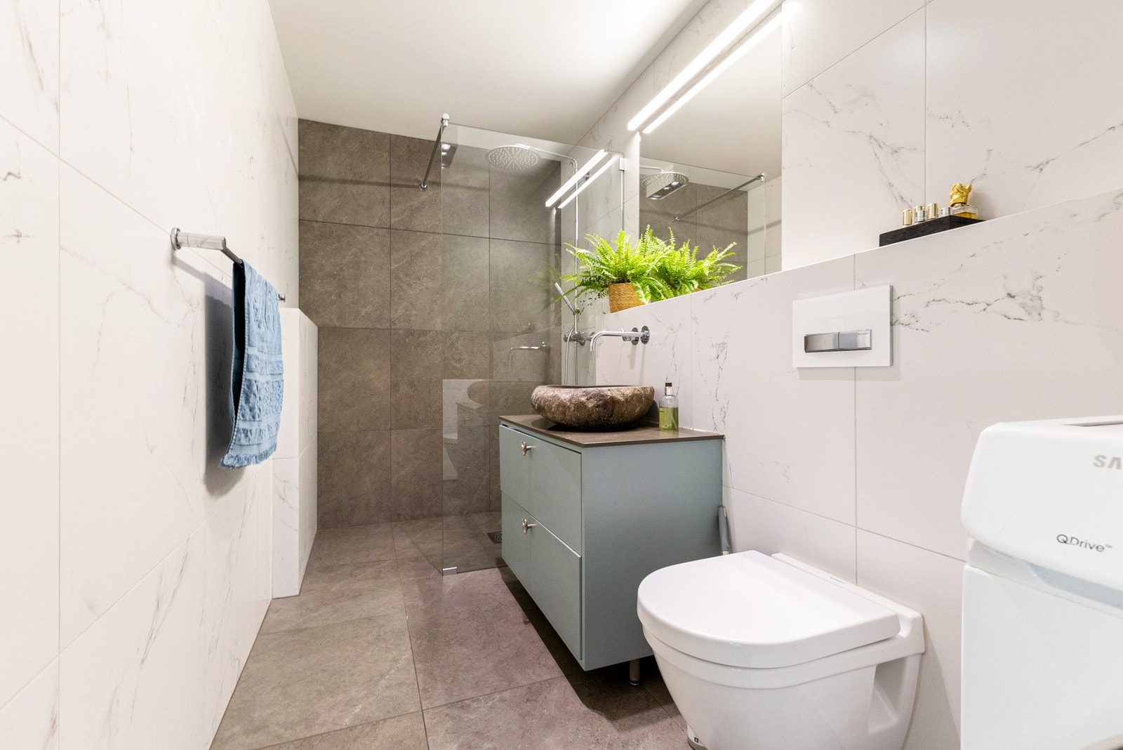 Leiligheten har et delikat, flislagt bad fra 2016 med marmorflis og behagelig gulvvarme. Galleribilde