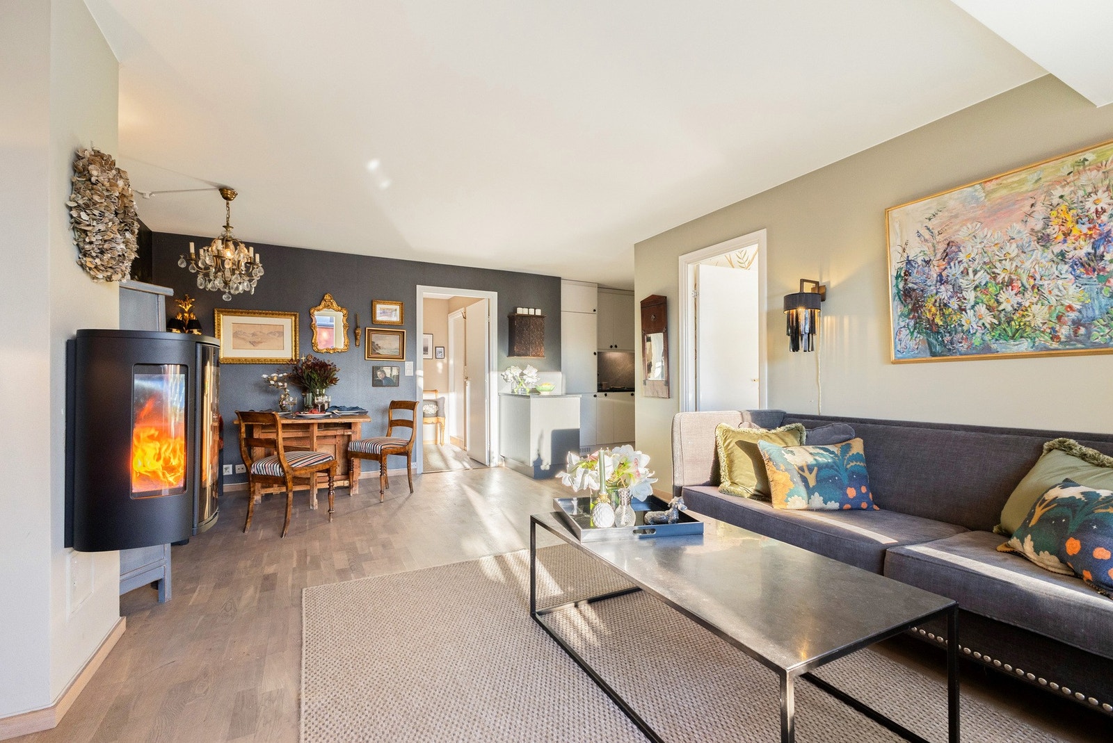 Stuen har god utforming med naturlig plass til en spisegruppe, sofa og TV med tilhørende møblement. Galleribilde