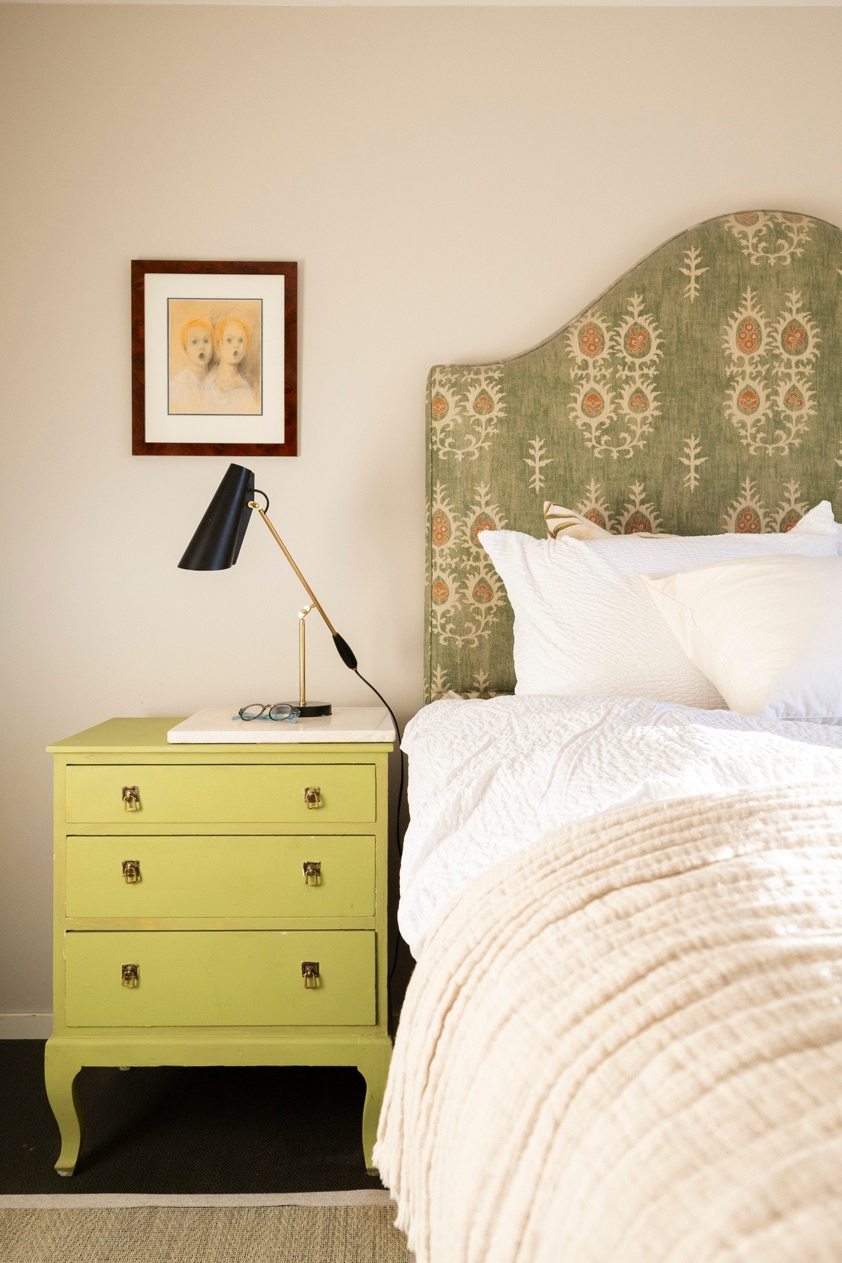 Veggene er tapetsert med kvalitetstapet fra 2024 og gulv er dekket med belegg fra Bolon. Galleribilde