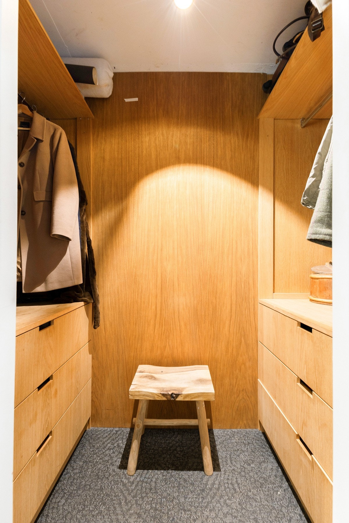 I tilknytning til entreen finner du en walk-in garderobe som byr på godt med oppbevaringsplass til klær og tilbehør. Galleribilde