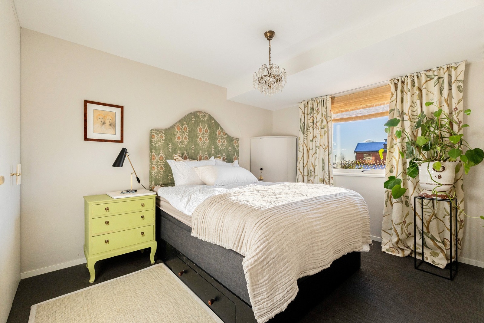 Soverommet er romslig med god plass til dobbeltseng med nattbord på hver side. Galleribilde