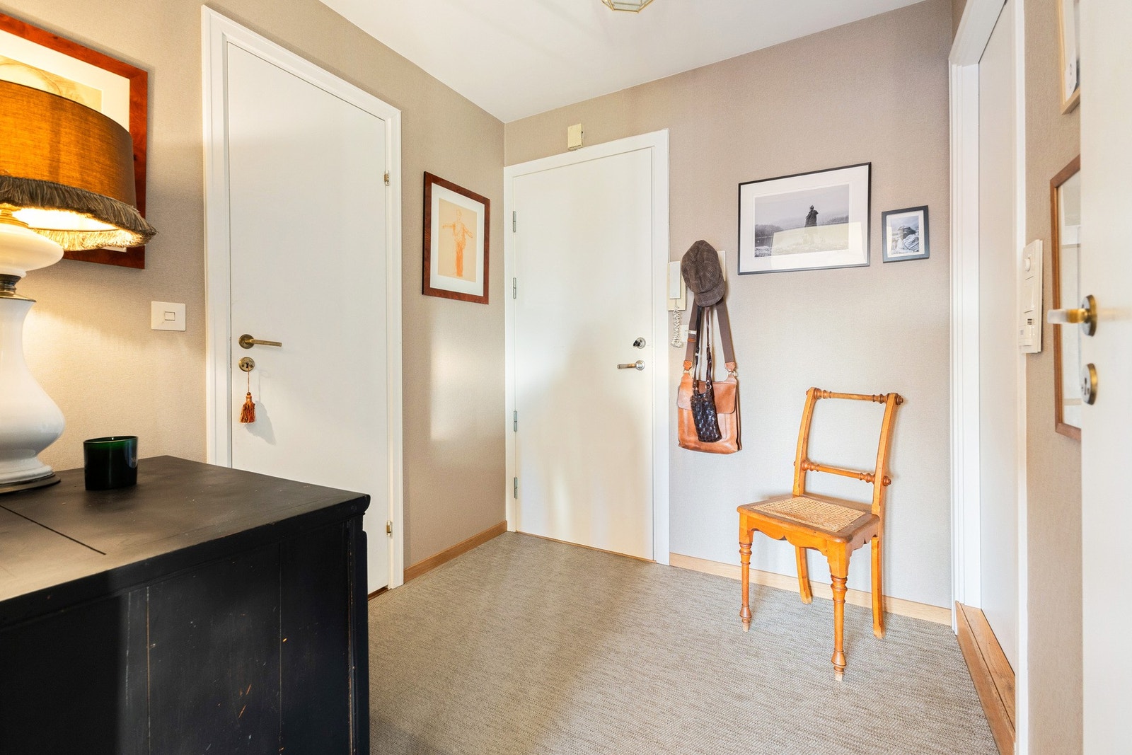 Entreen ble oppgradert i 2024 med ny kvalitetstapet på vegger og gulvbelegg fra Bolon Galleribilde