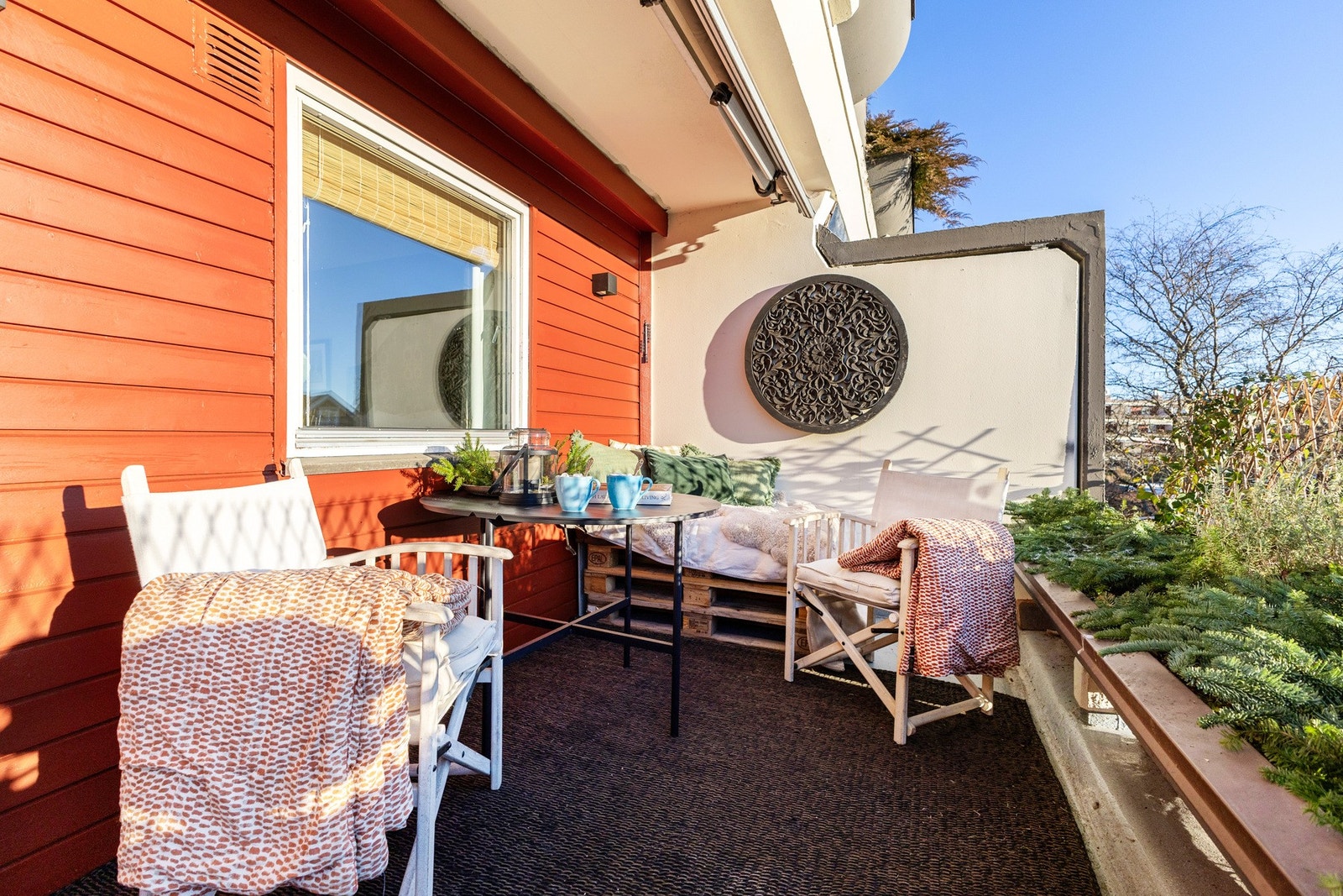 Her har du god plass til en sittegruppe, grill og dekorativ beplantning. Galleribilde