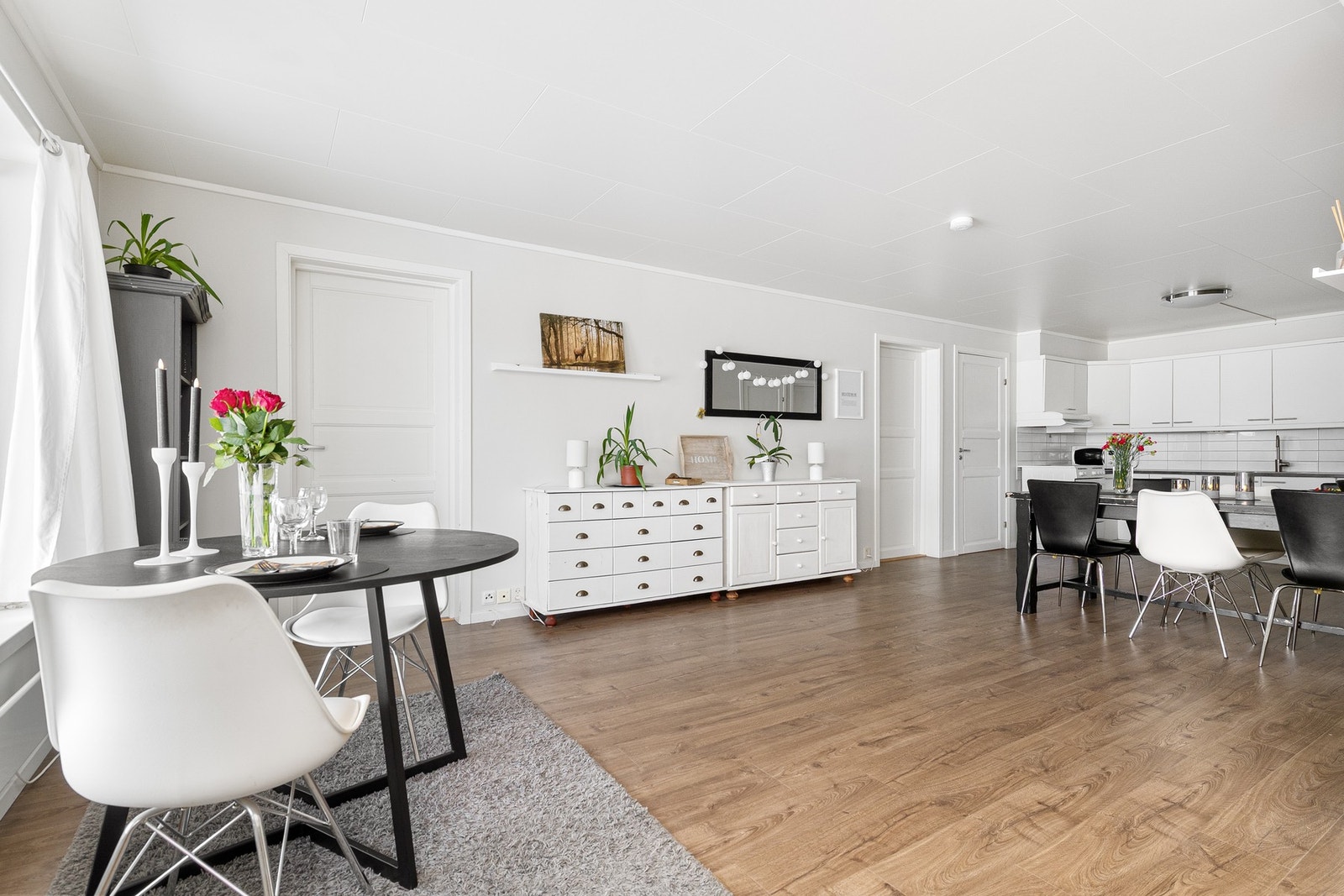 Leiligheten er romslig og har stue og kjøkken i åpen løsning Galleribilde