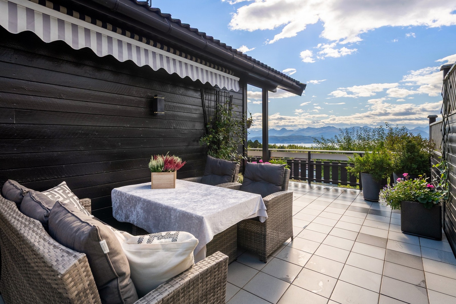 Markise er montert Galleribilde