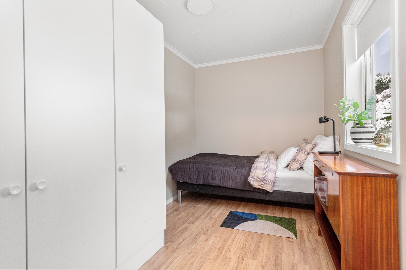 Soverom i 1. etasje med skap Galleribilde