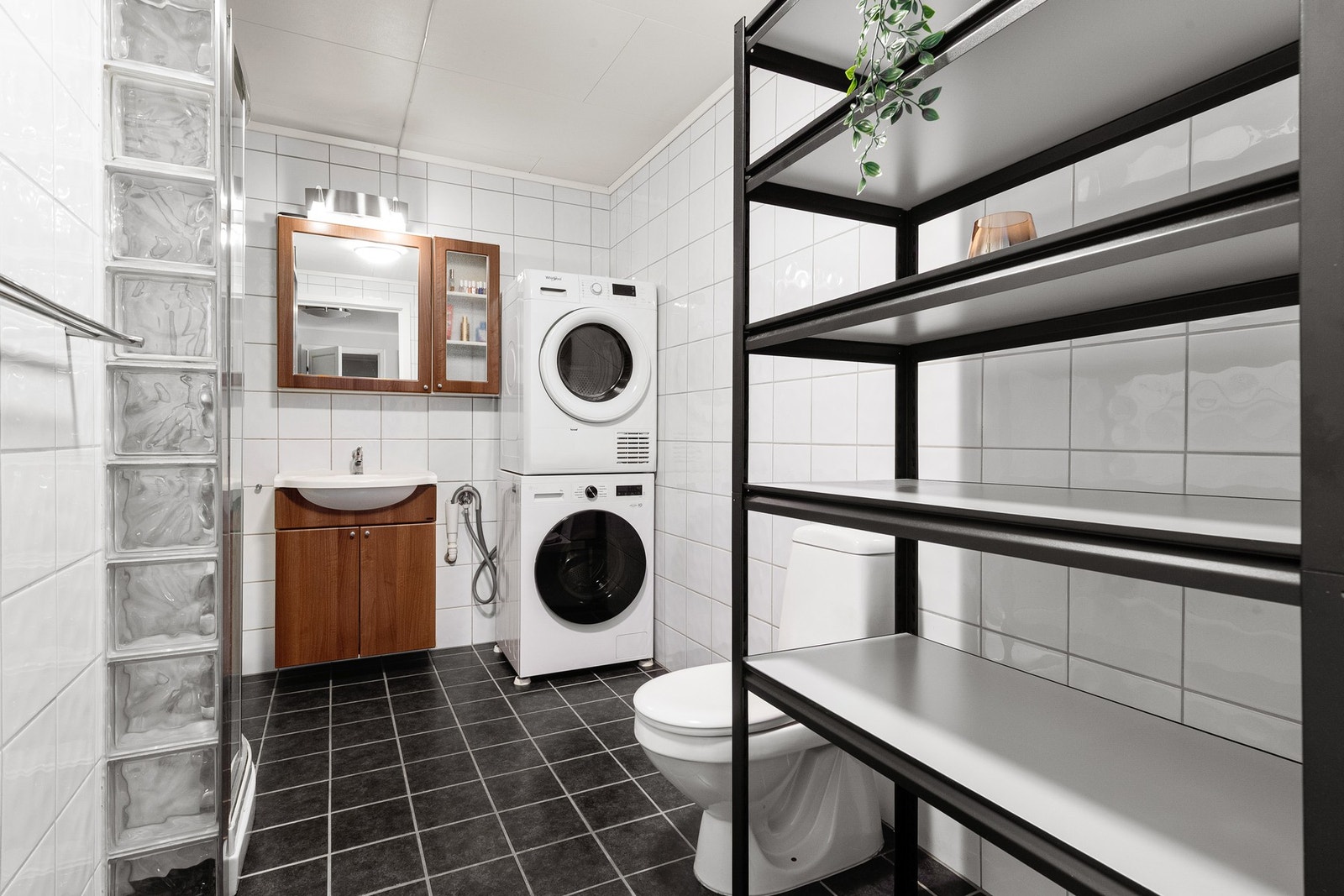 Bad/vaskerom i sokkelleilighet har flislagt gulv med varmekabler Galleribilde