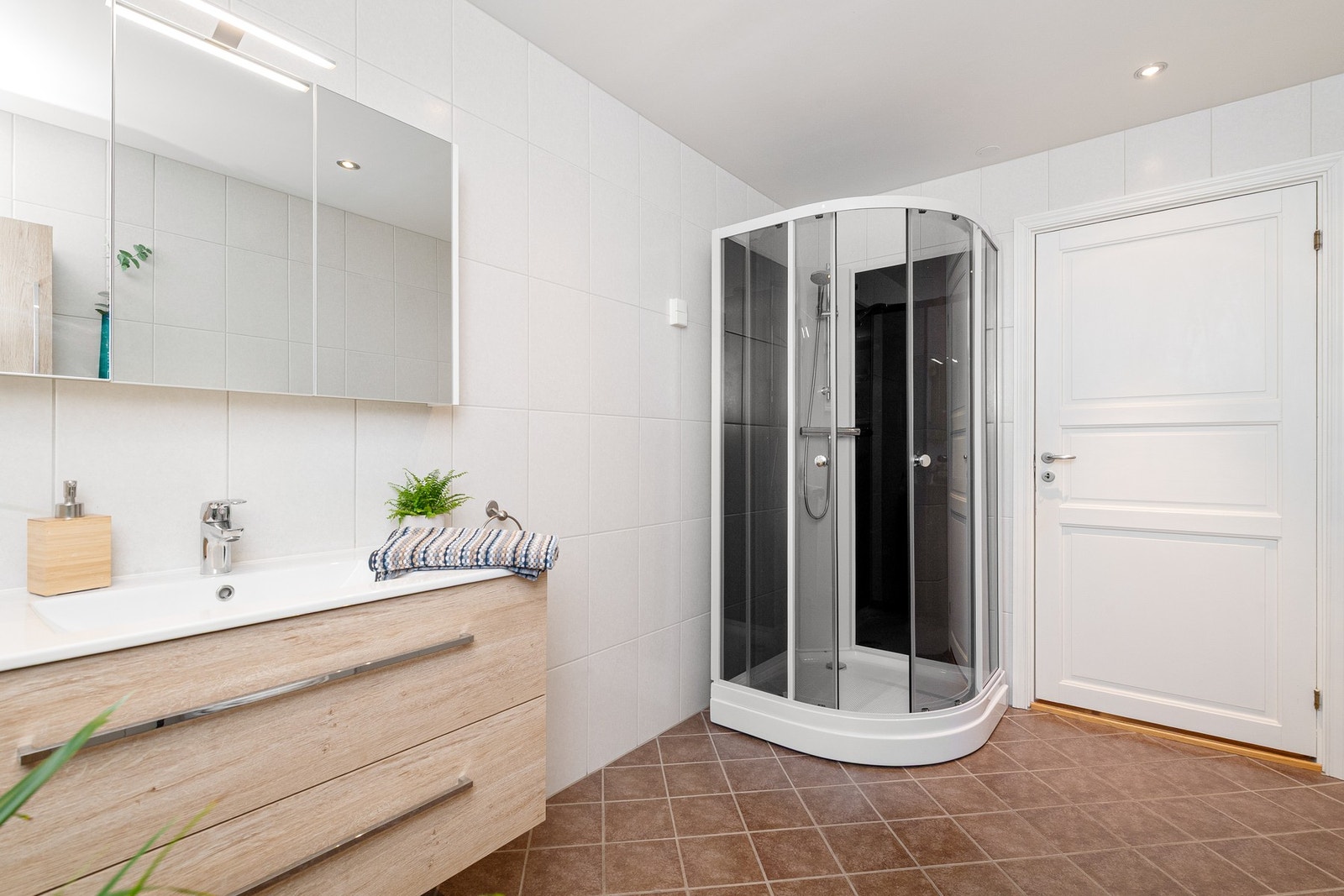 Baderomsinnredning fra 2023, dusjkabinett med glassdører fra 2025 Galleribilde