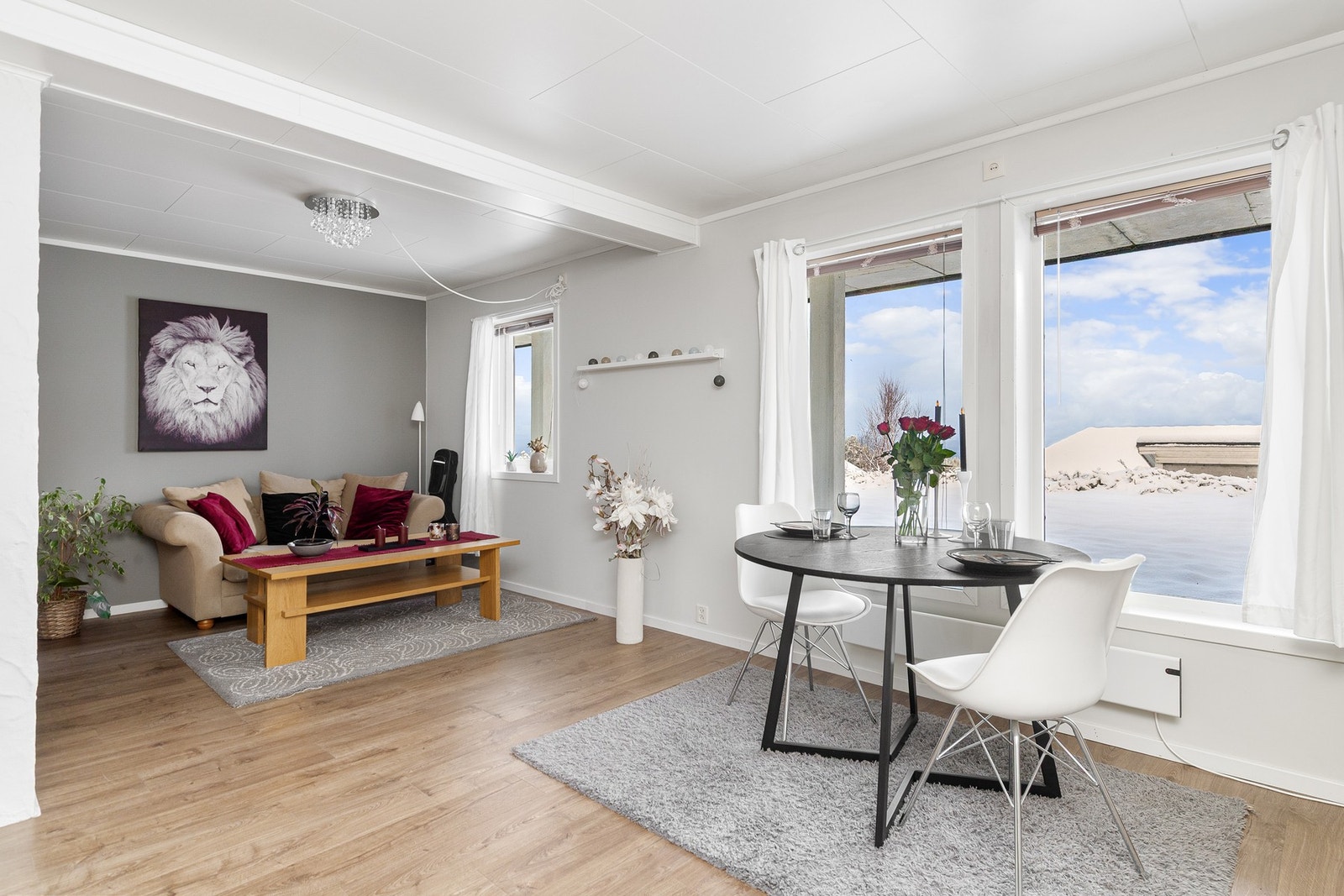 Stue i sokkelleilighet. Varmekabler i gulvet Galleribilde