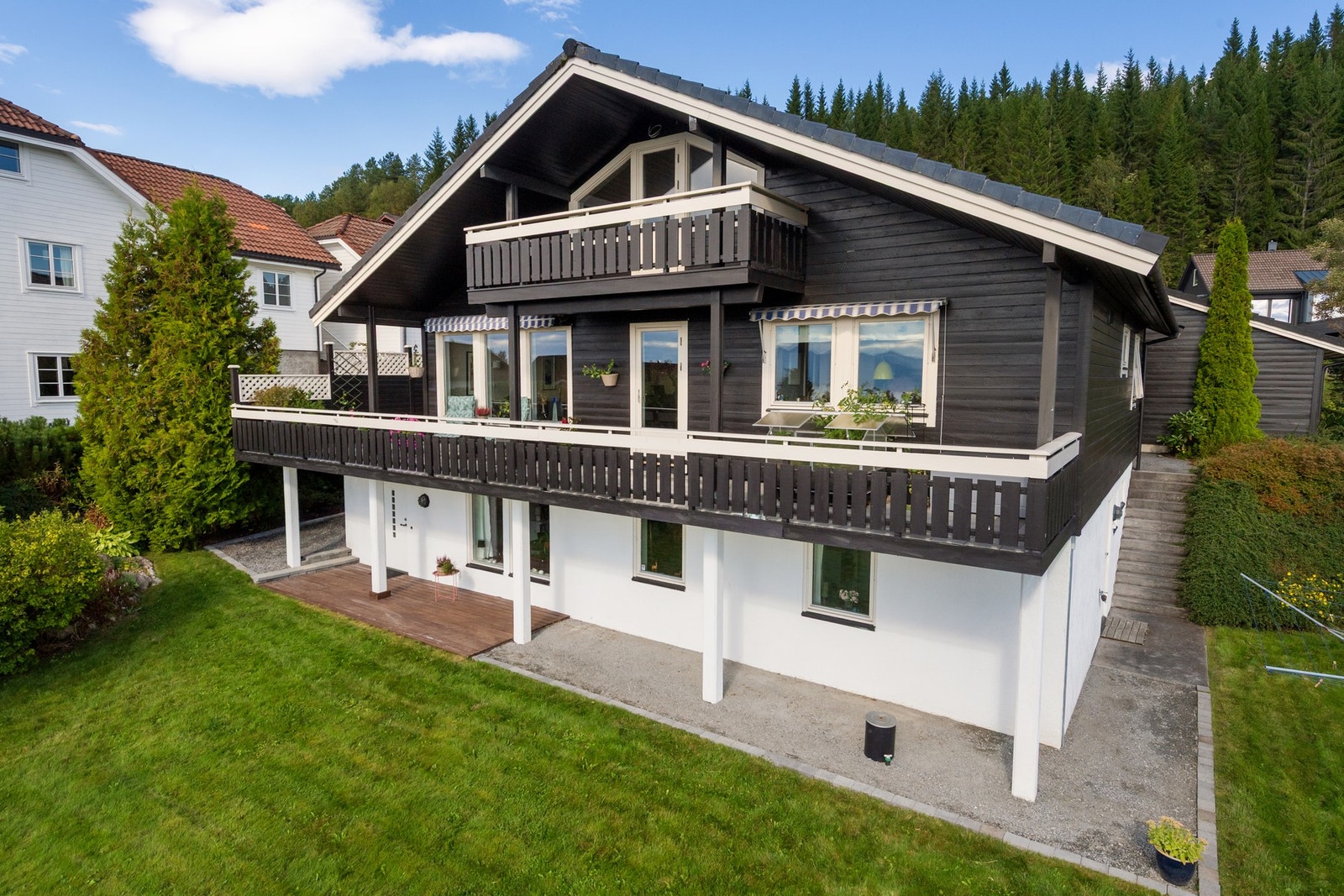 Fasade, terrasse utenfor sokkelleiligheten disponeres av teieltaker Galleribilde