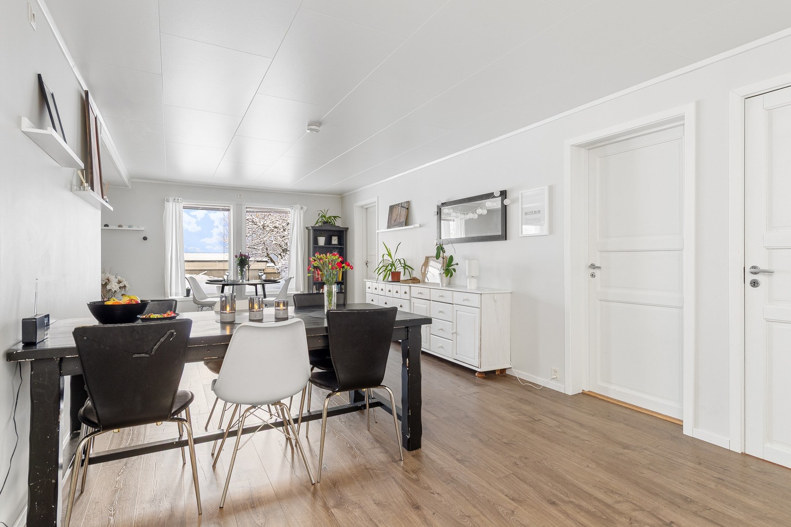 God plass til flere spisebord Galleribilde