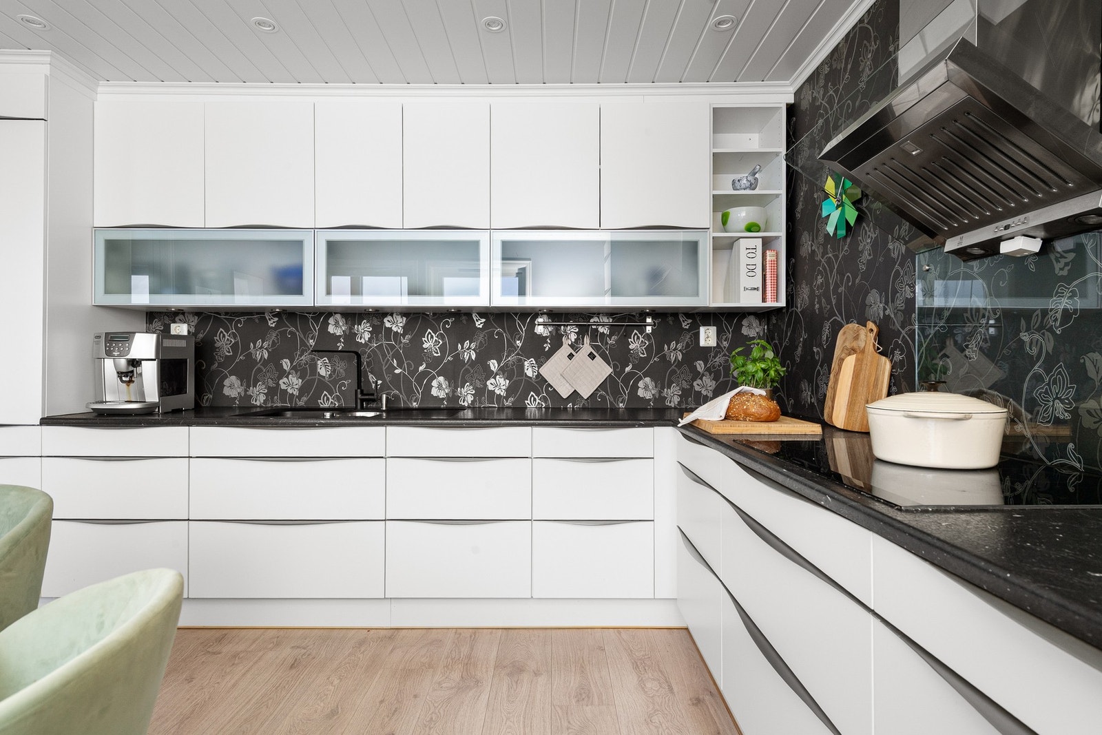 Integrert oppvaskmaskin, kjøleskap, komfyr og platetopp Galleribilde