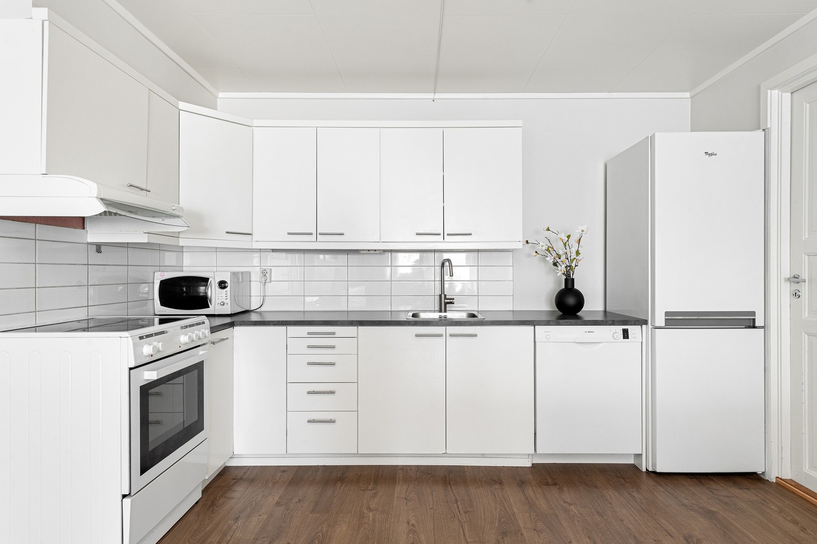 Kjøkkeninnredning med frittstående hvitevarer som medfølger Galleribilde