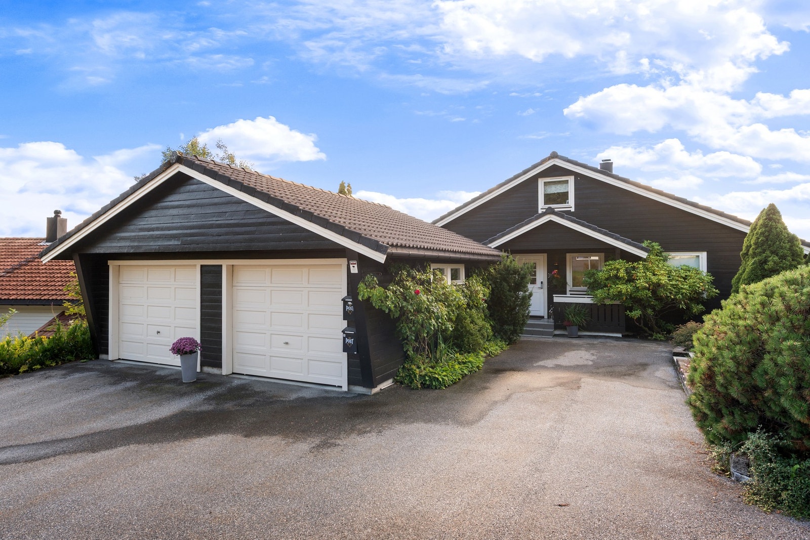 Parkering i dobbelgarasje. Adkomst er asfaltert Galleribilde