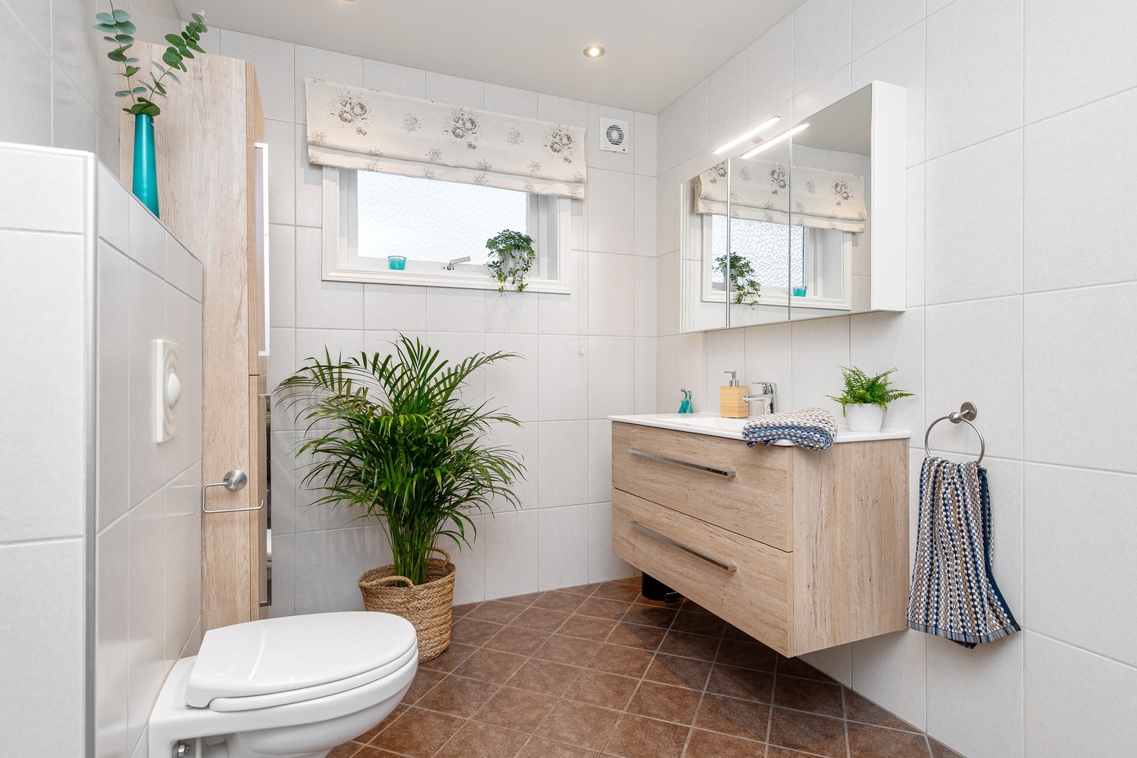 Bad i 1. etasje har flislagt gulv med varmekabler. Galleribilde