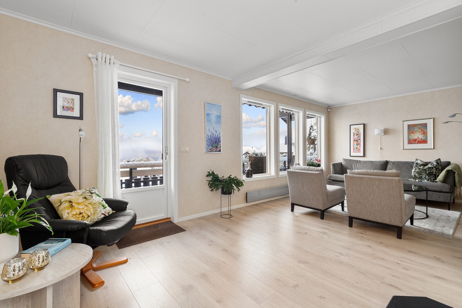 Fra stuen er det utgang til veranda Galleribilde