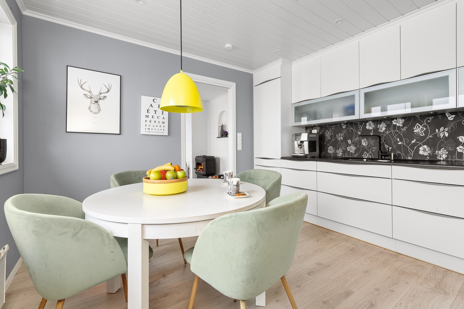 På kjøkkenet har man plass til spisegruppe Galleribilde