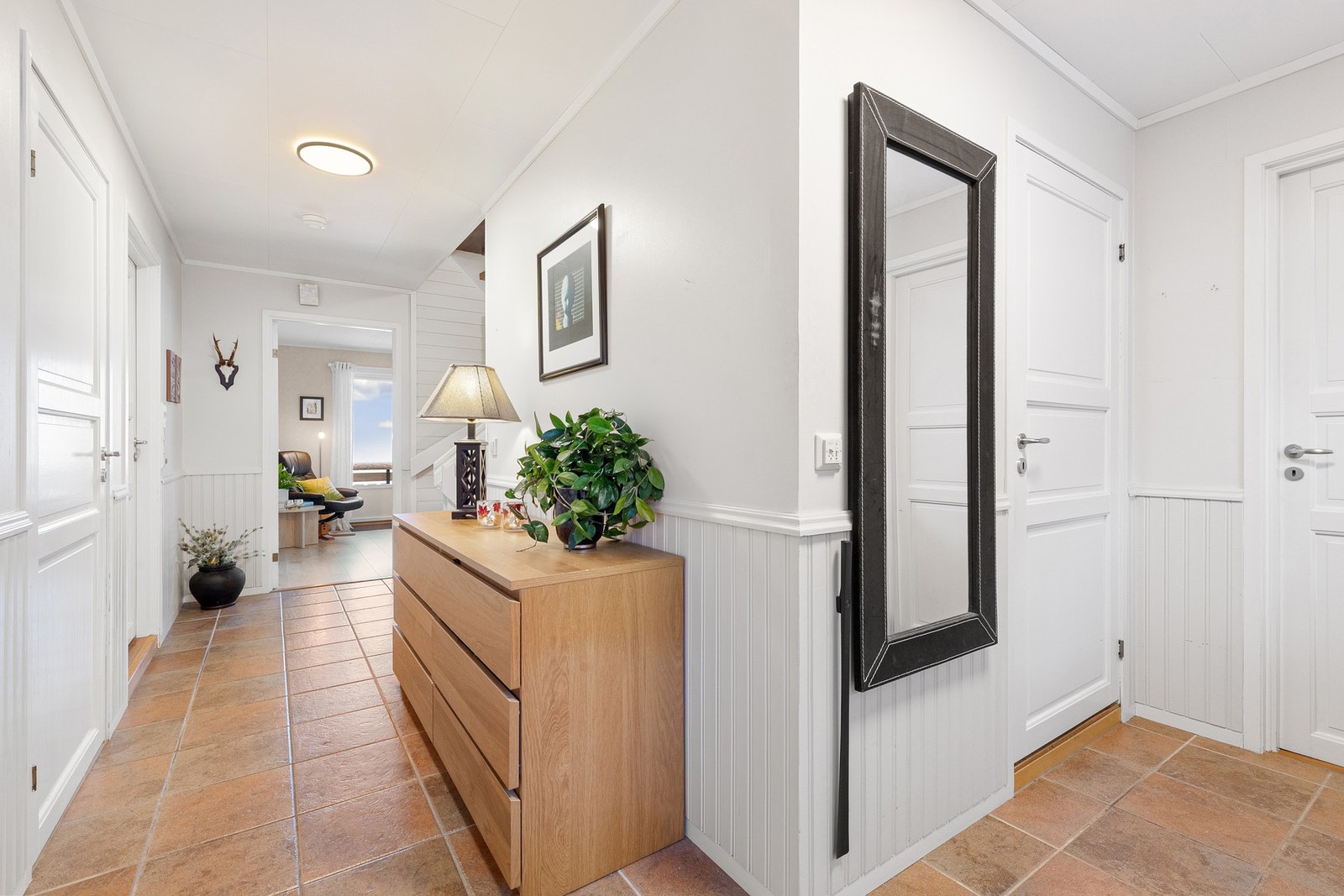 Gang og entrè er flislagt og har varmekabler i gulvet Galleribilde