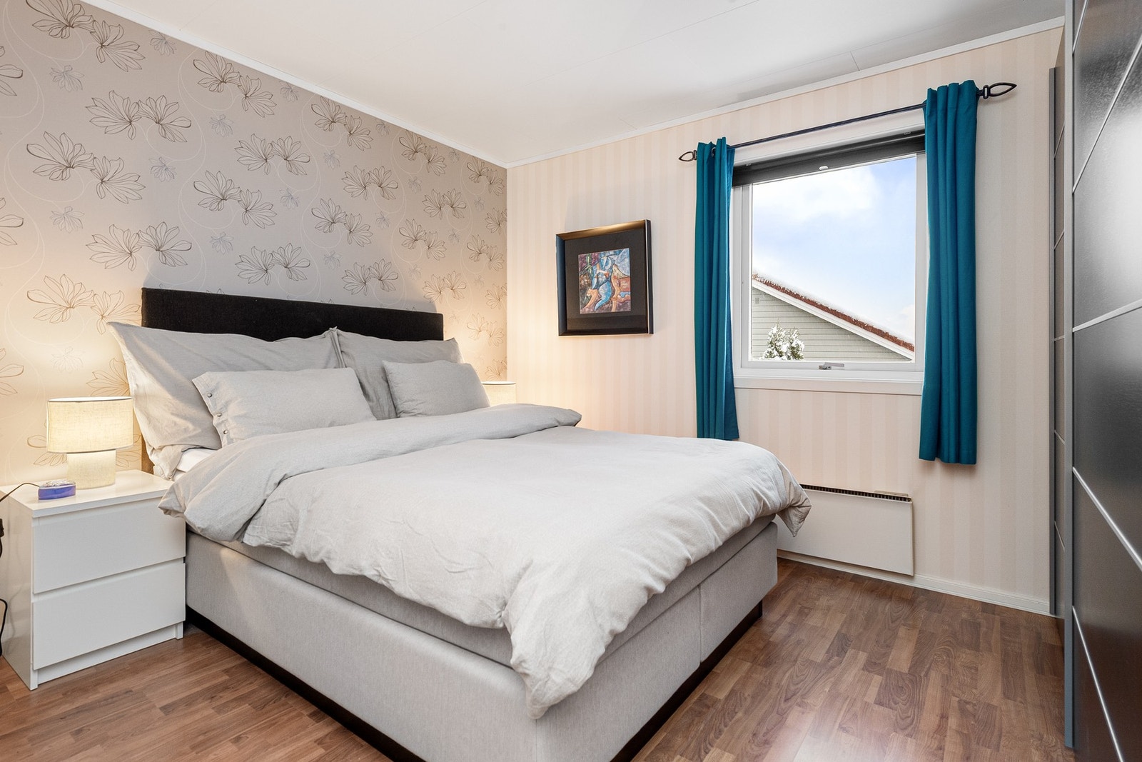 Hovedsoverom i 1. etasje med skyvedørsgarderobe Galleribilde