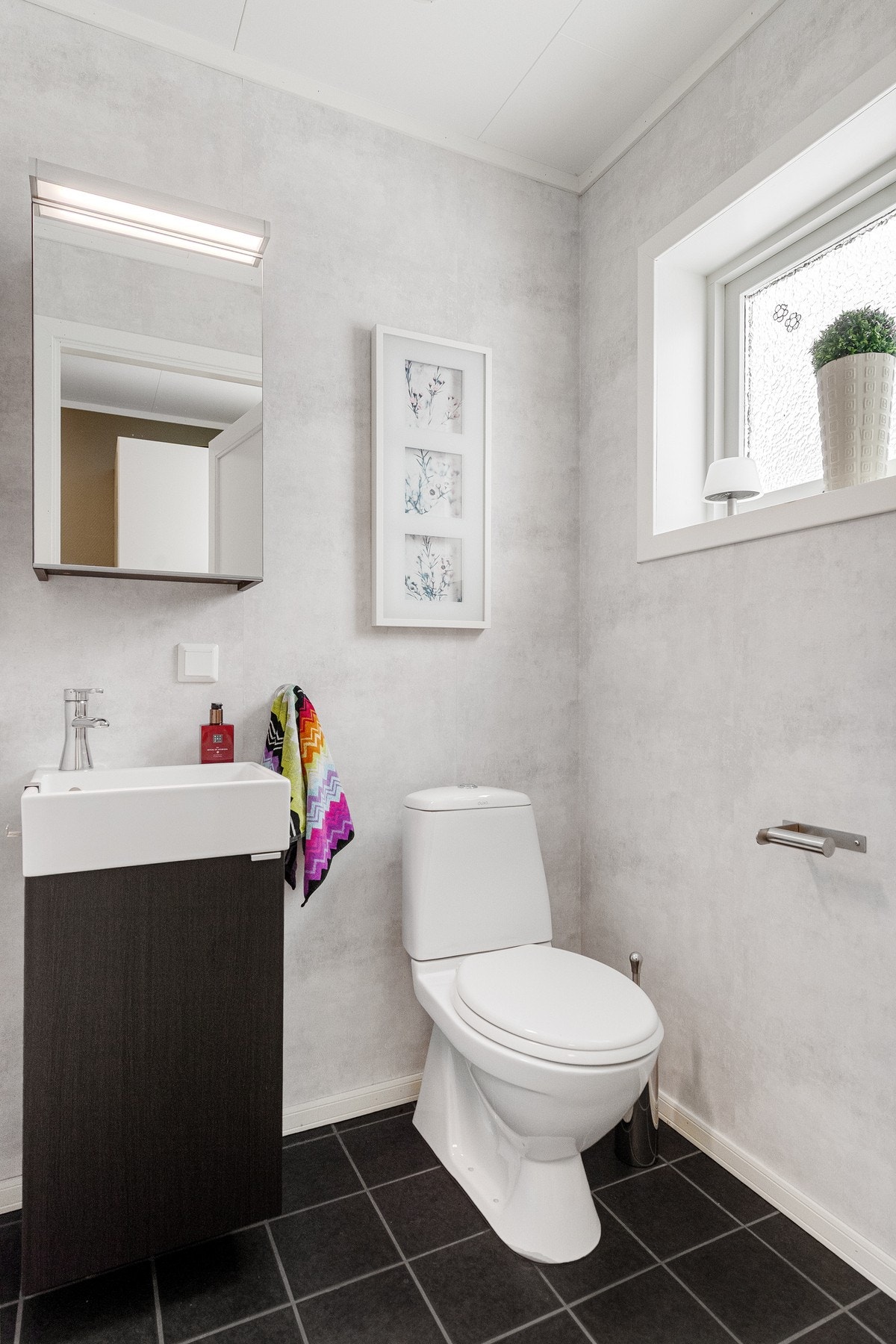 Toalettrom i underetasje har flislagt gulv med varmekabler Galleribilde