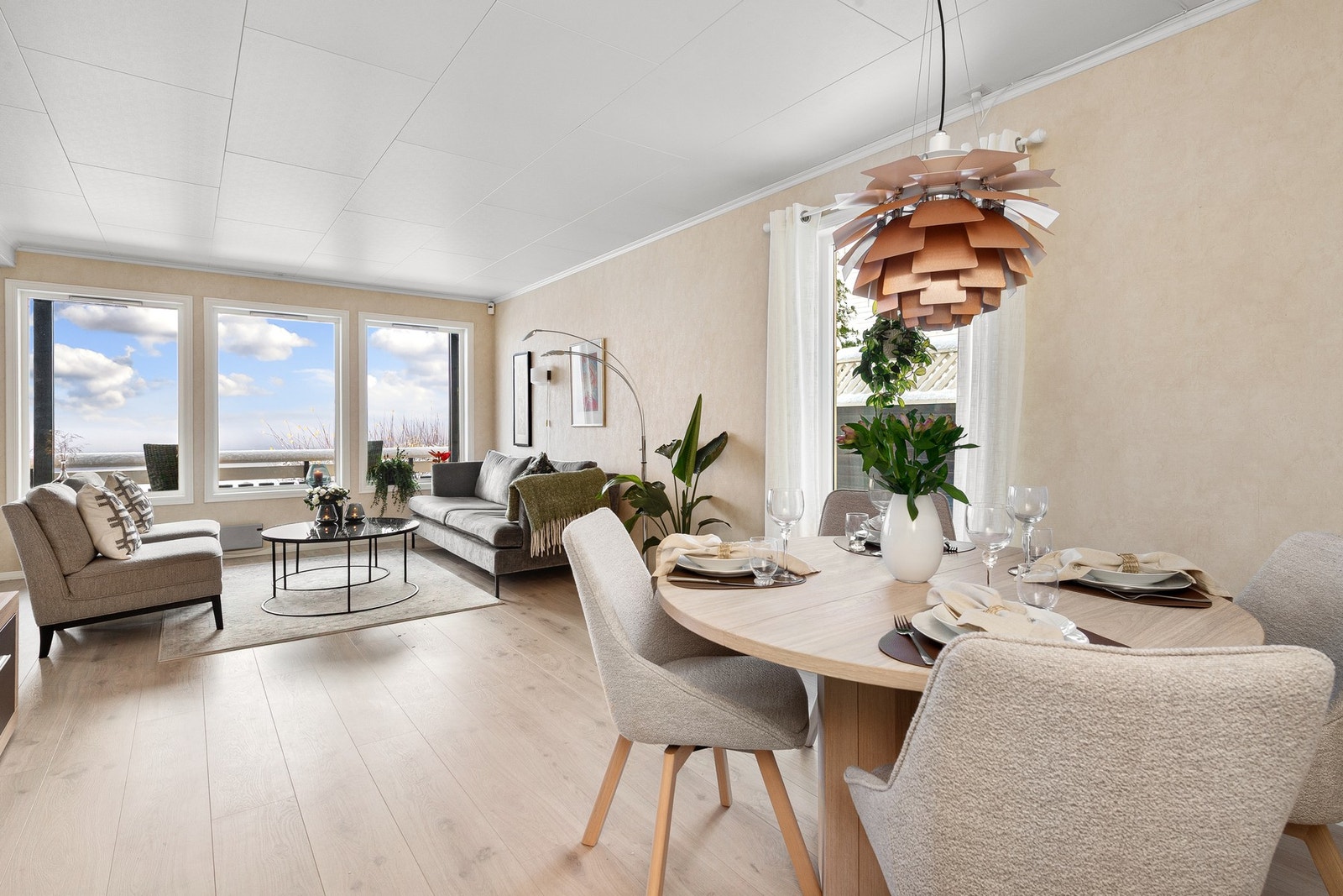 Stuen er lys og romslig, her er det flere møbleringsmuligheter Galleribilde