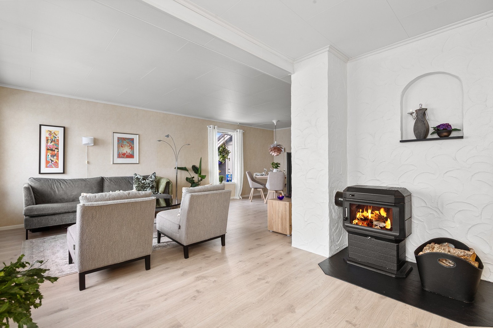 Stuen har vedfyring som oppvarming Galleribilde