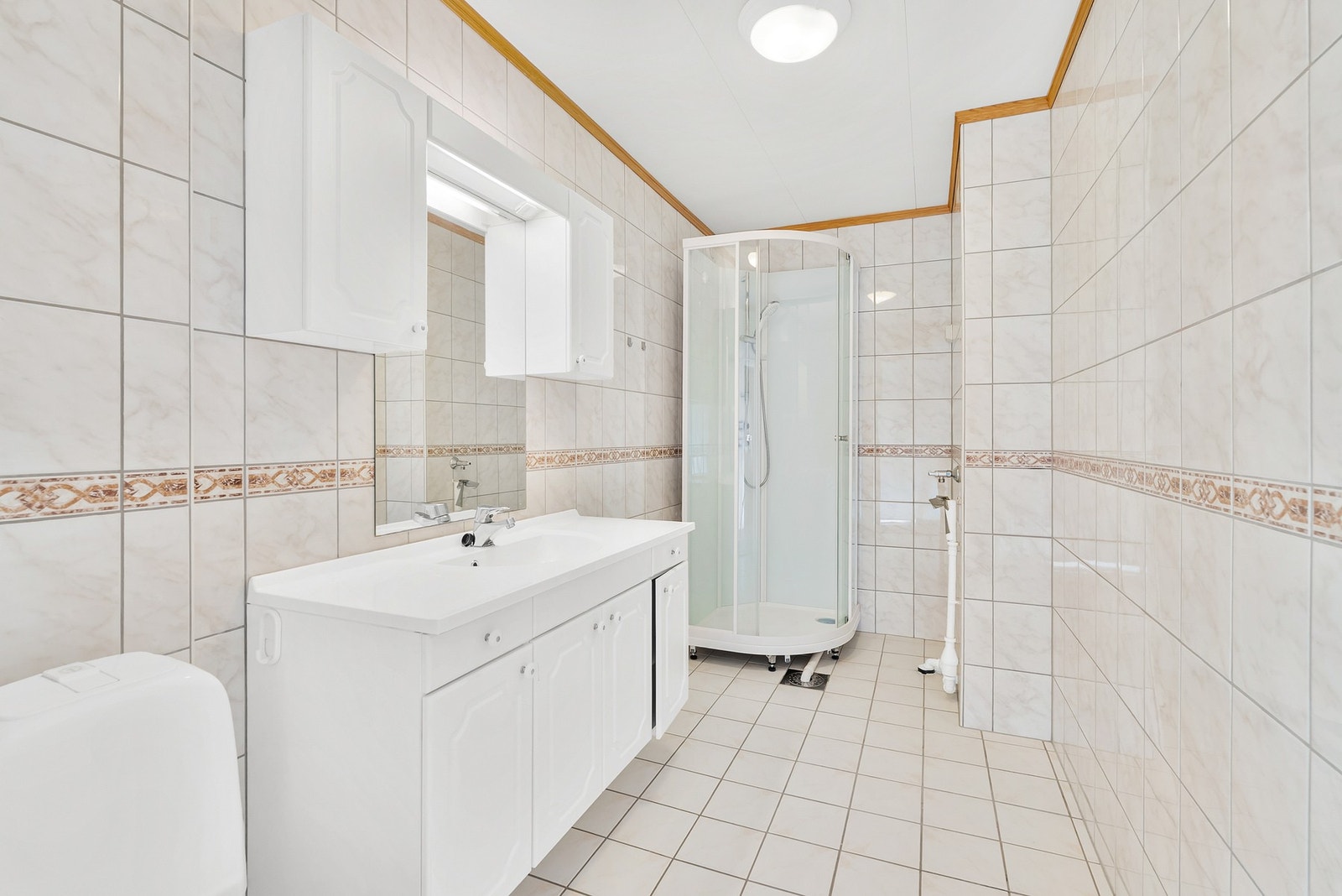 Baderommet har flislagt gulv med behagelig gulvvarme. Galleribilde