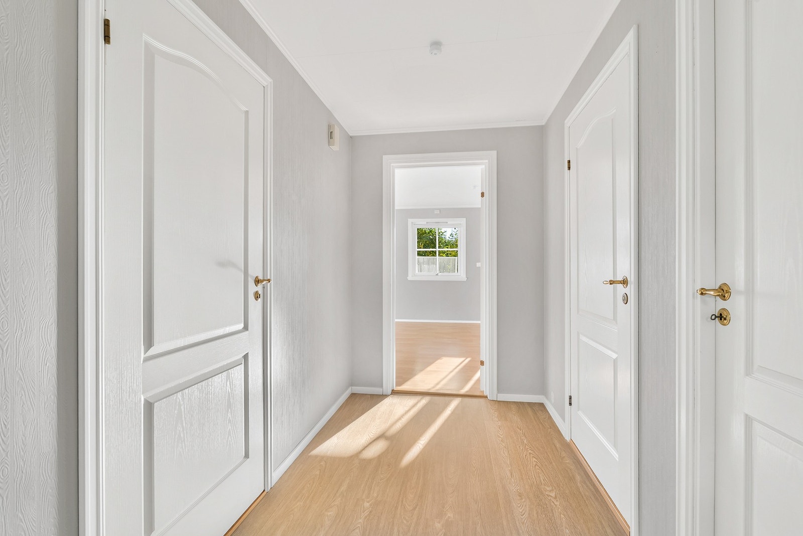 Leiligheten har en lys entré. Her er det god plass til knagger og hyller for diverse oppbevaring. Galleribilde