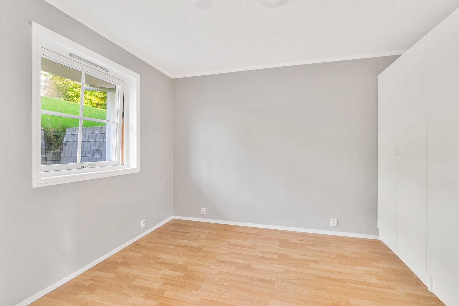 Begge soverommene har plass til seng, nattbord og annet ønsket møblement. Galleribilde