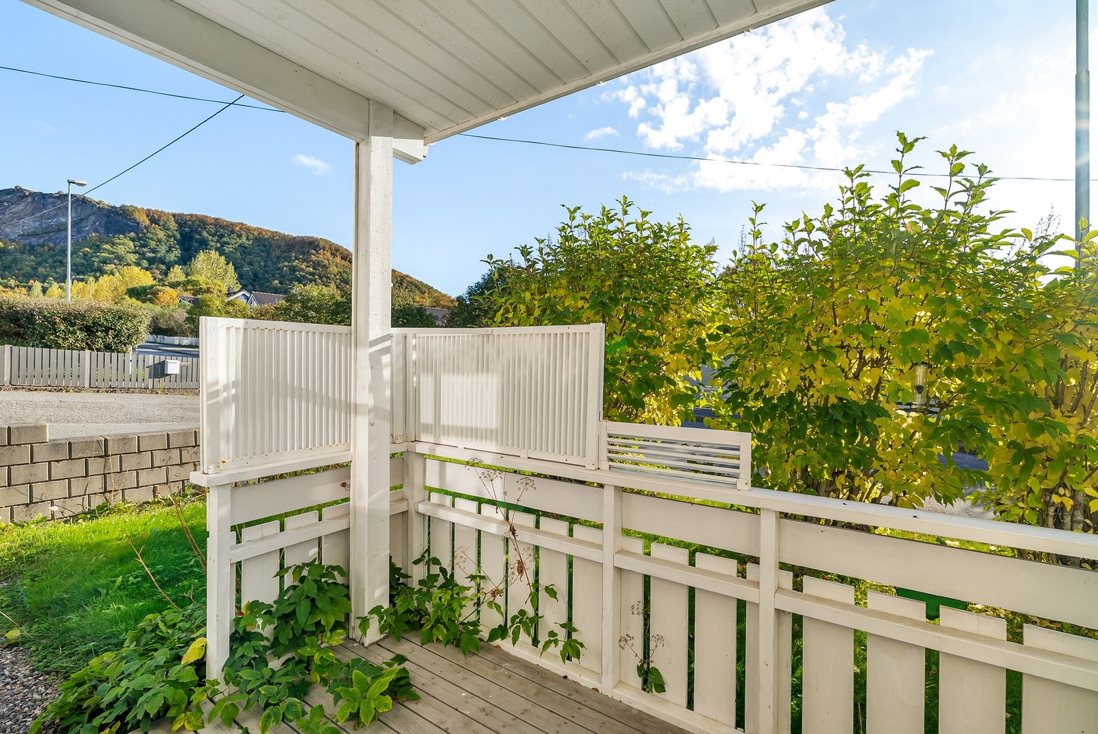 Fra stue er det utgang til en trivelig overbygd terrasse. Galleribilde