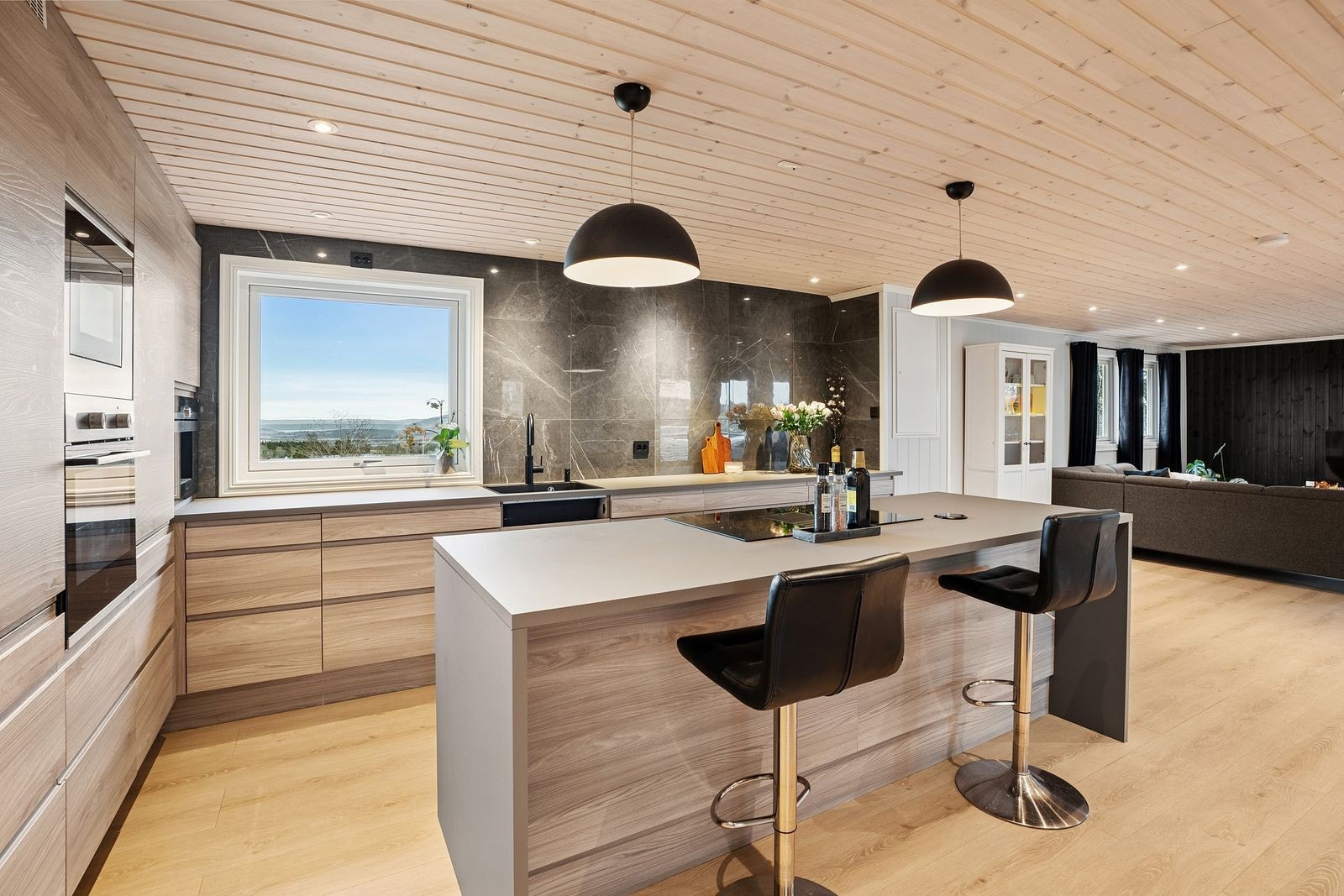 Kjøkkenet er forøvrig utstyrt med stekeovn, kaffemaskin, mikrobølgeovn, kjøleskap og oppvaskmaskin. Galleribilde