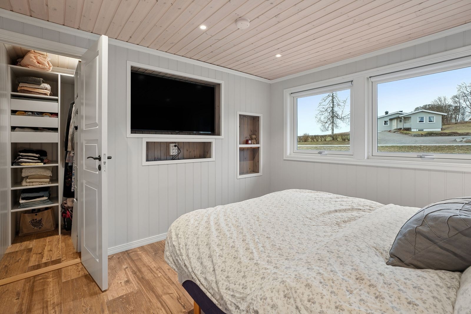 Nisjer i veggen med plass til bl.a. tv. Galleribilde