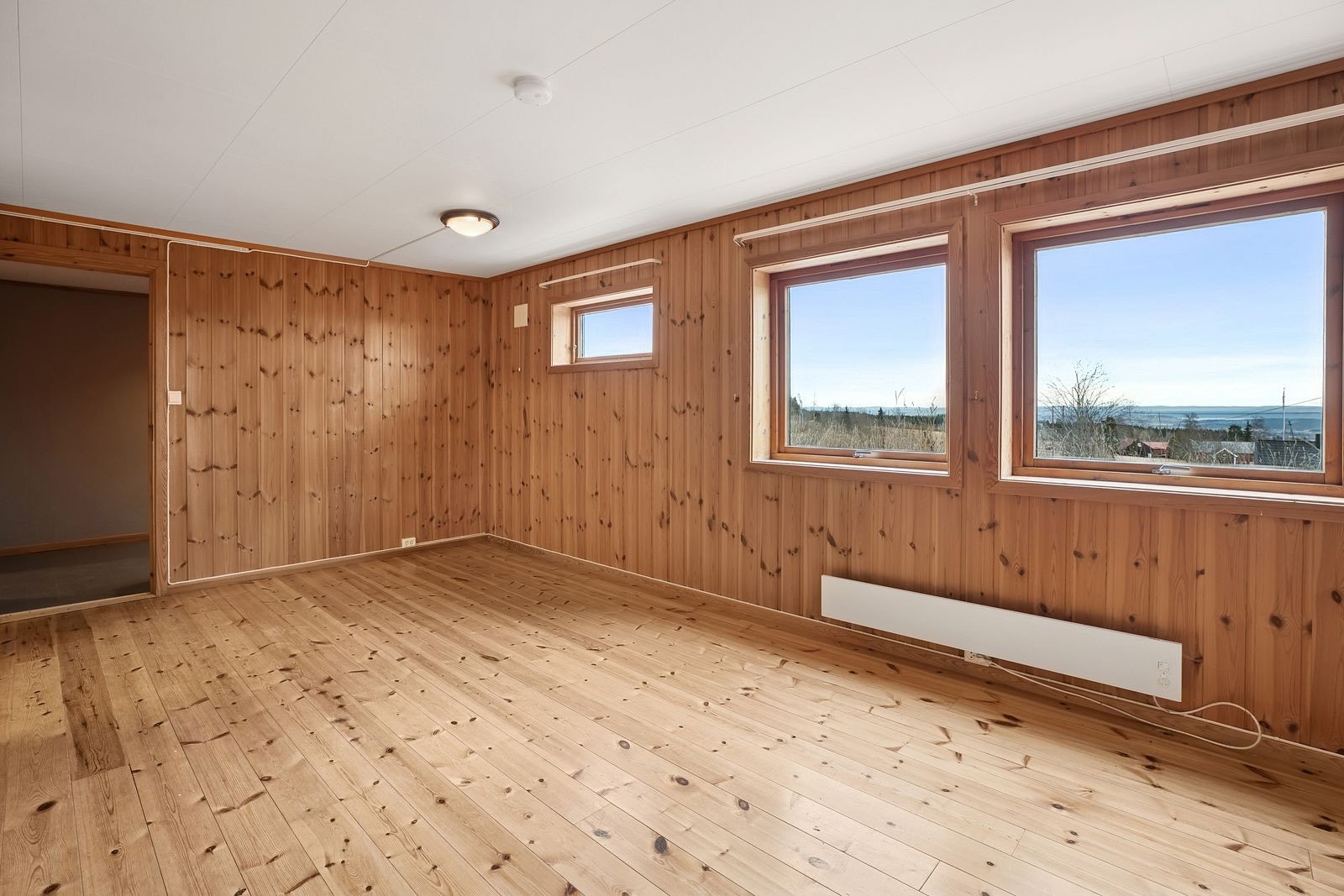 Deler av sokkeletasjen er innredet med oppholdsrom, som ikke er godkjent. Se punkt ferdigattest i salgsoppgave. Galleribilde