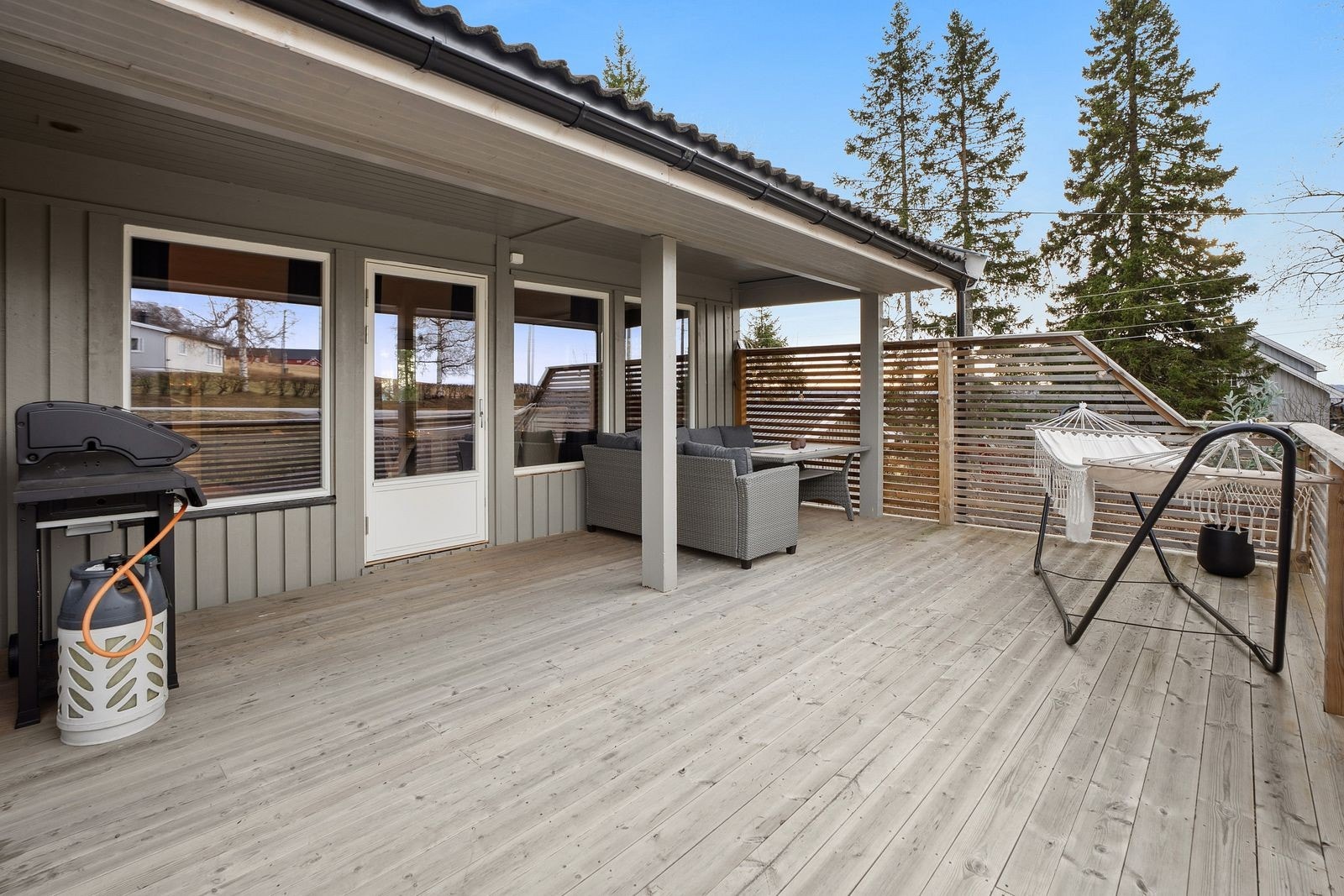 Fra stuen kommer du ut på denne vestvendte terrassen Galleribilde