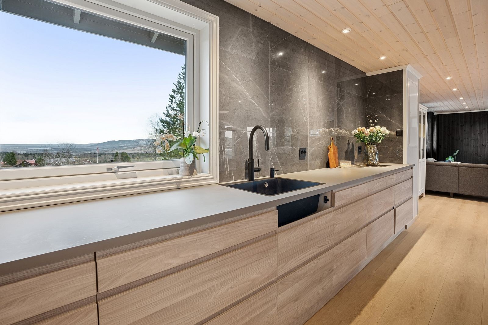 Rikelig med arbeidsrom ved kjøkkenbenken og rikholdig innredning. Galleribilde