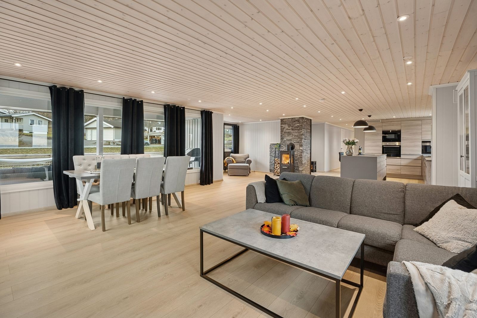 Boligens første etasje er oppgradert i 2021 med nye overflater og innredninger. Galleribilde