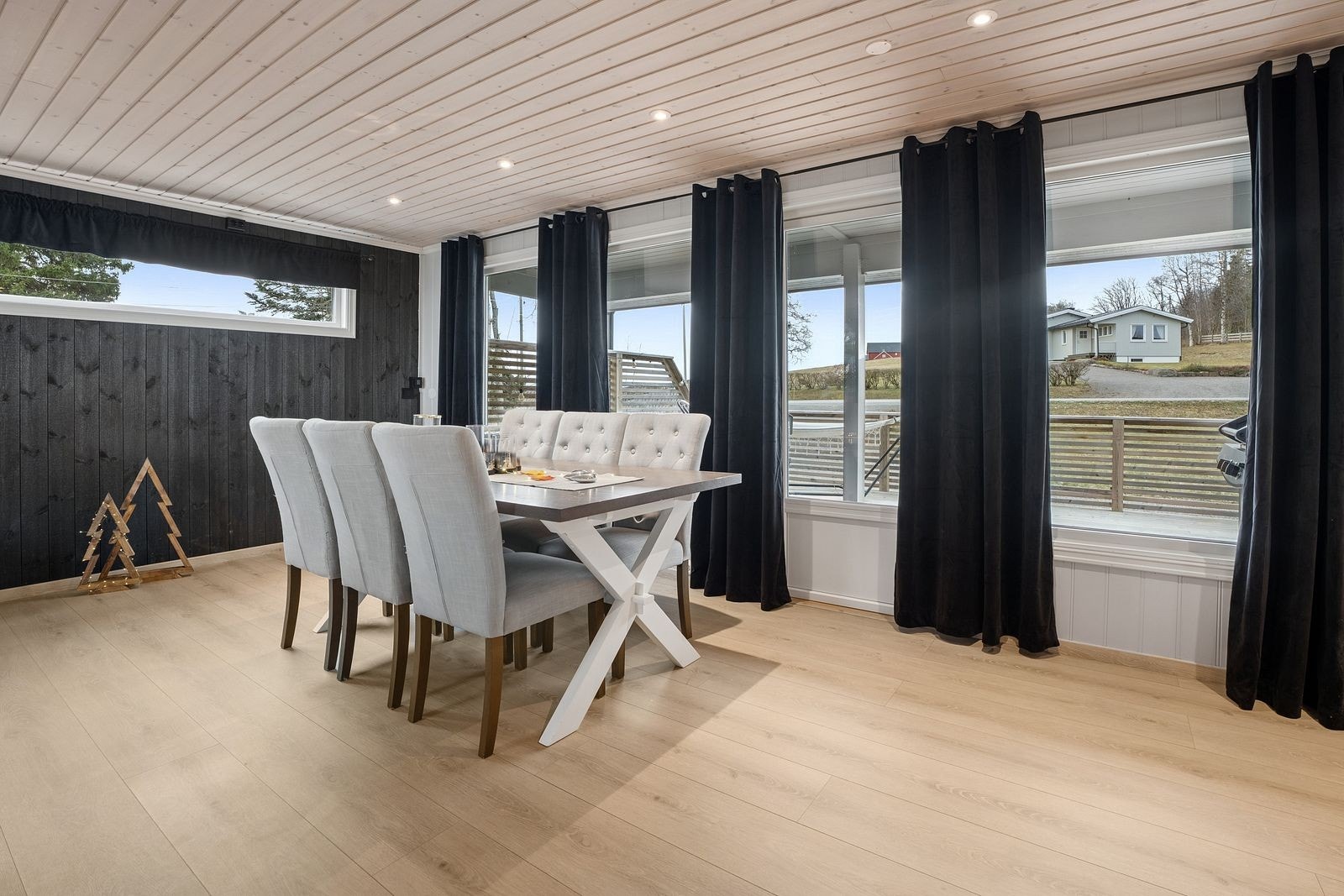 Store gode vindusflater gir rikelig med naturlig lys inn. Galleribilde