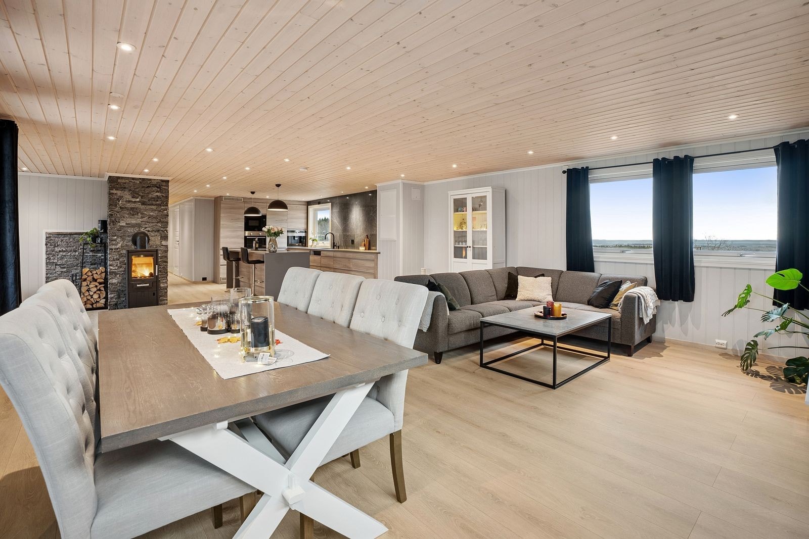 Stuen egner seg godt som boligens naturlige samlingspunkt. Galleribilde