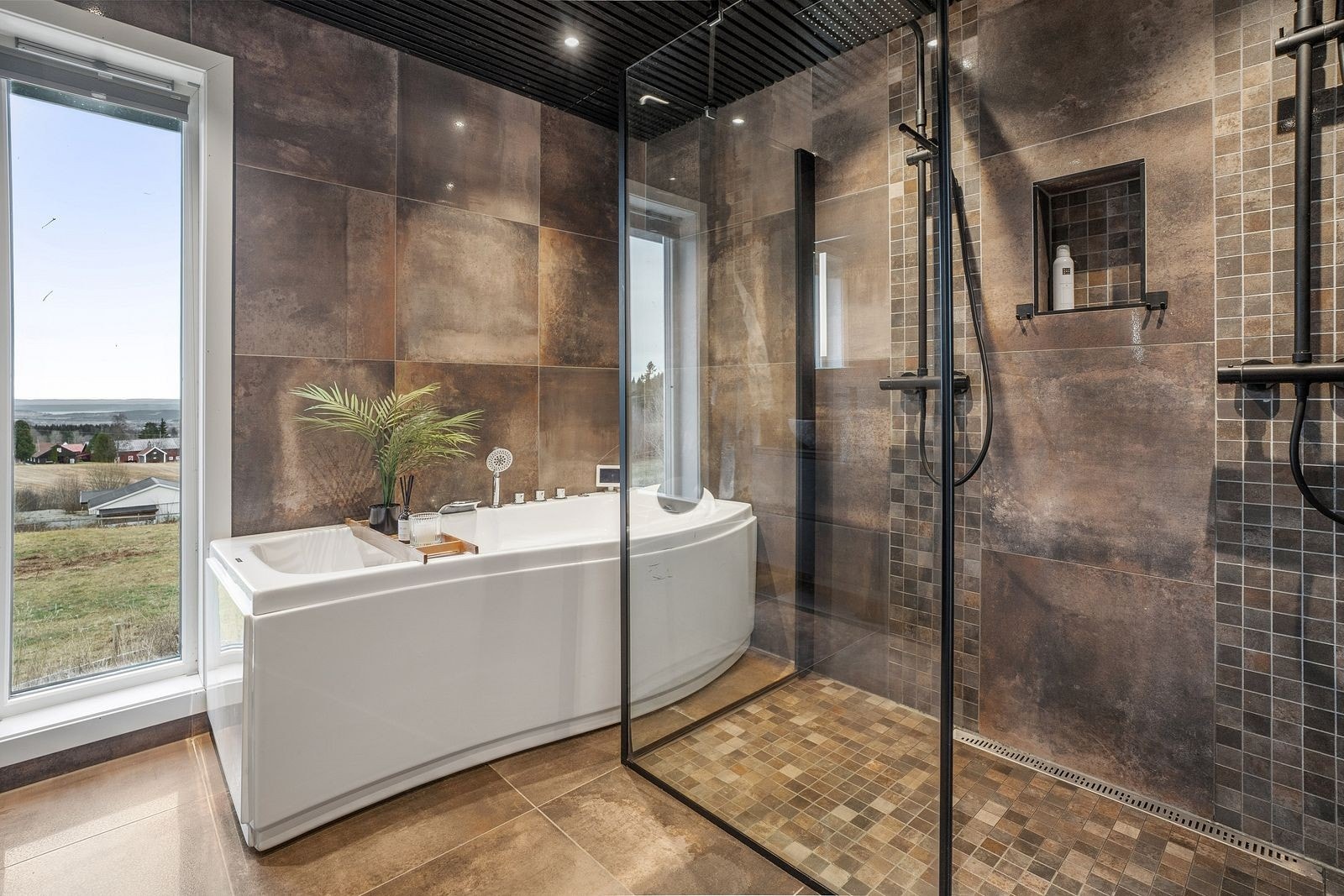 Baderommet kombinerer stil og funksjonalitet på beste måte. Galleribilde